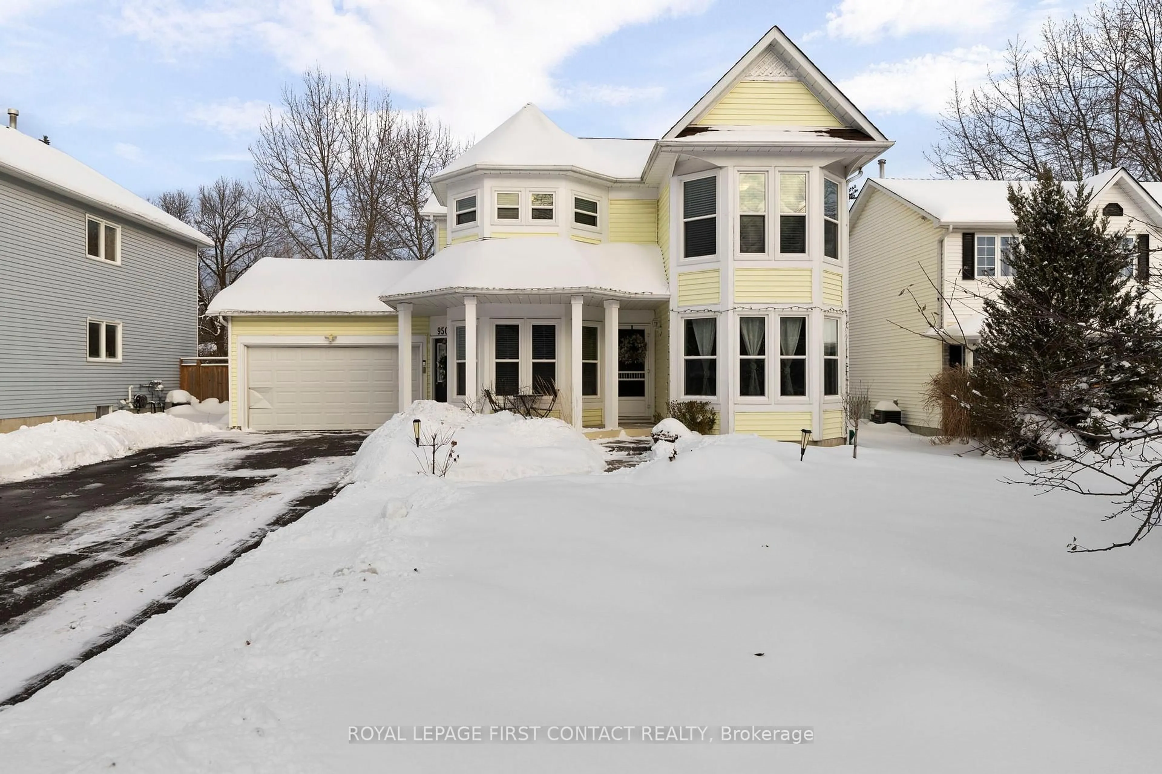 A pic from outside/outdoor area/front of a property/back of a property/a pic from drone, street for 950 Linden St, Innisfil Ontario L9S 1W6