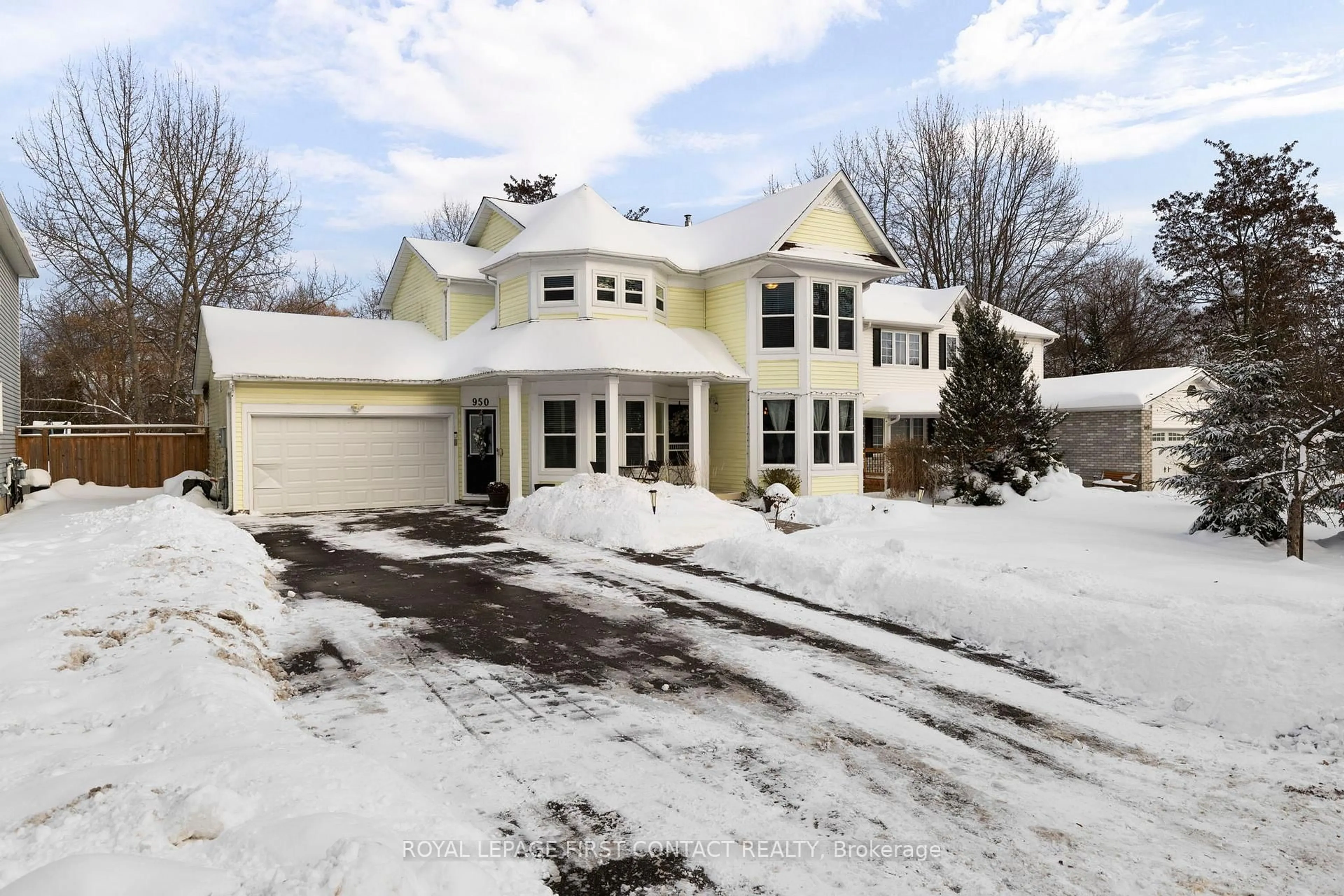 A pic from outside/outdoor area/front of a property/back of a property/a pic from drone, street for 950 Linden St, Innisfil Ontario L9S 1W6