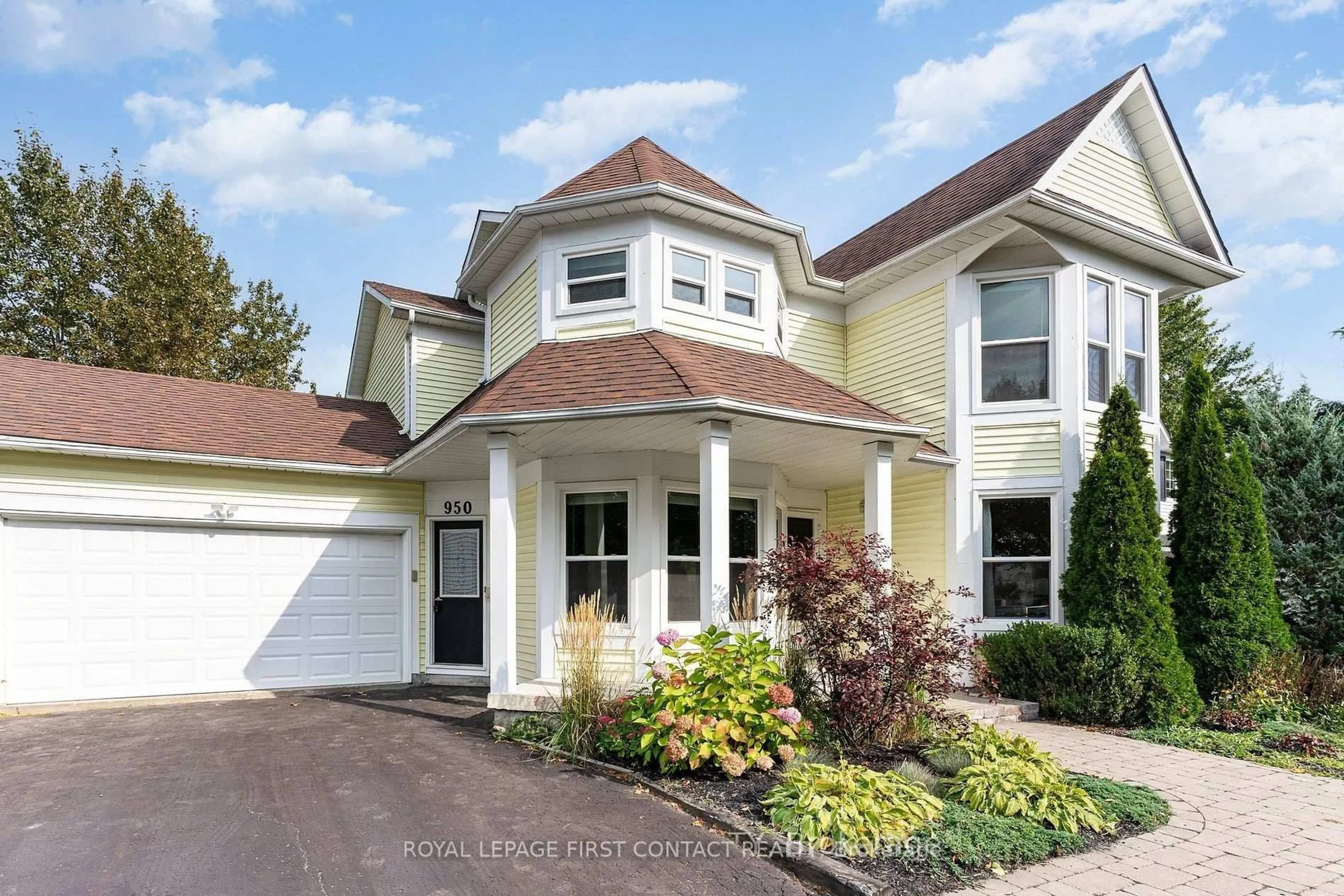 Home with vinyl exterior material, street for 950 Linden St, Innisfil Ontario L9S 1W6