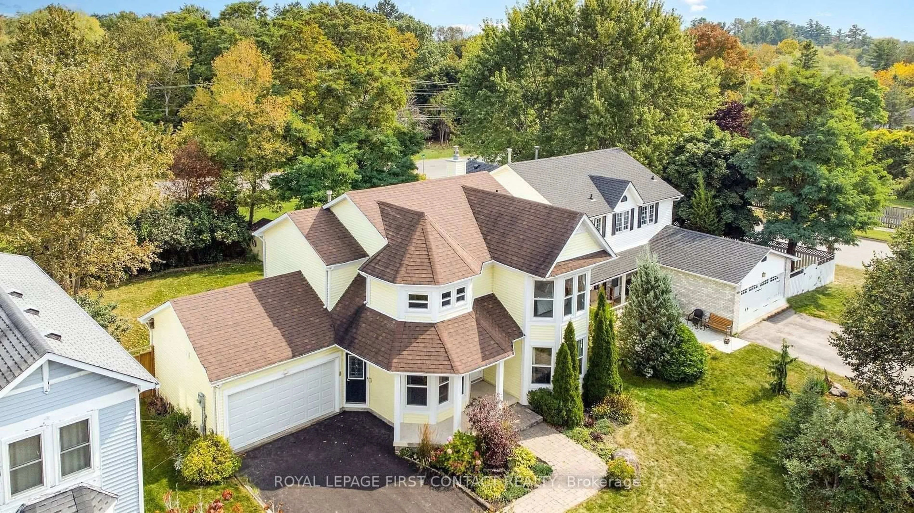 A pic from outside/outdoor area/front of a property/back of a property/a pic from drone, street for 950 Linden St, Innisfil Ontario L9S 1W6