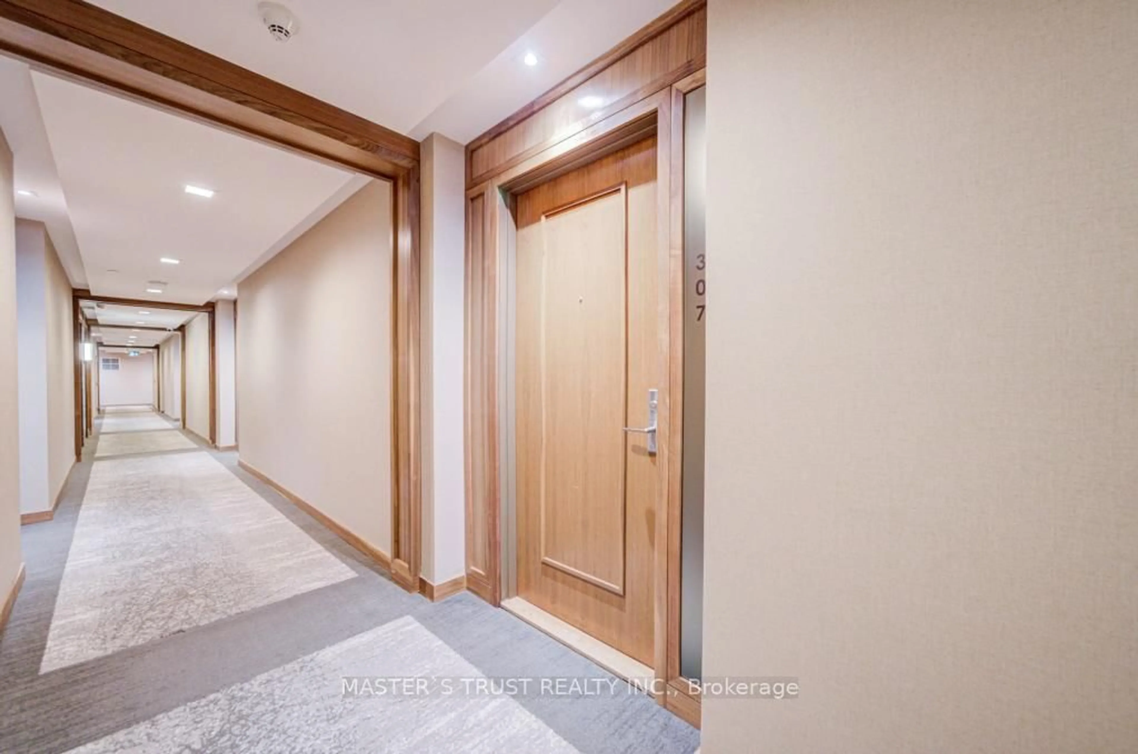 Indoor foyer for 15 Stollery Pond Cres #307, Markham Ontario L6C 0Y4