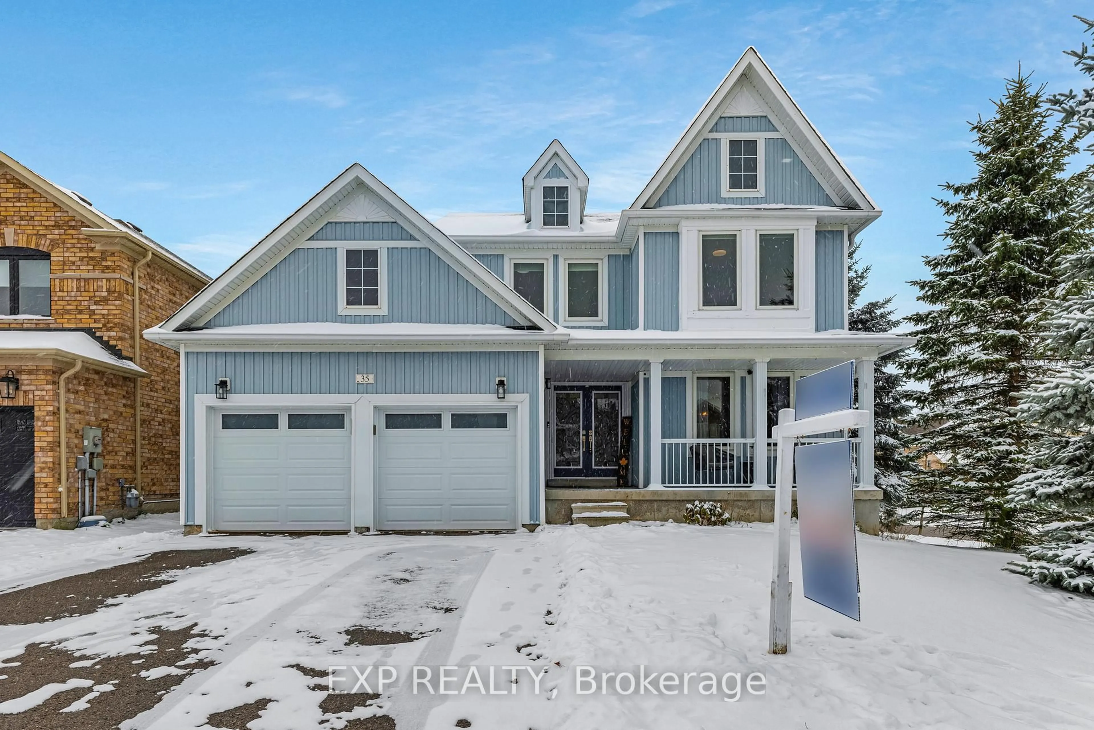 Home with vinyl exterior material, street for 35 Viscount Way, East Gwillimbury Ontario L0G 1M0