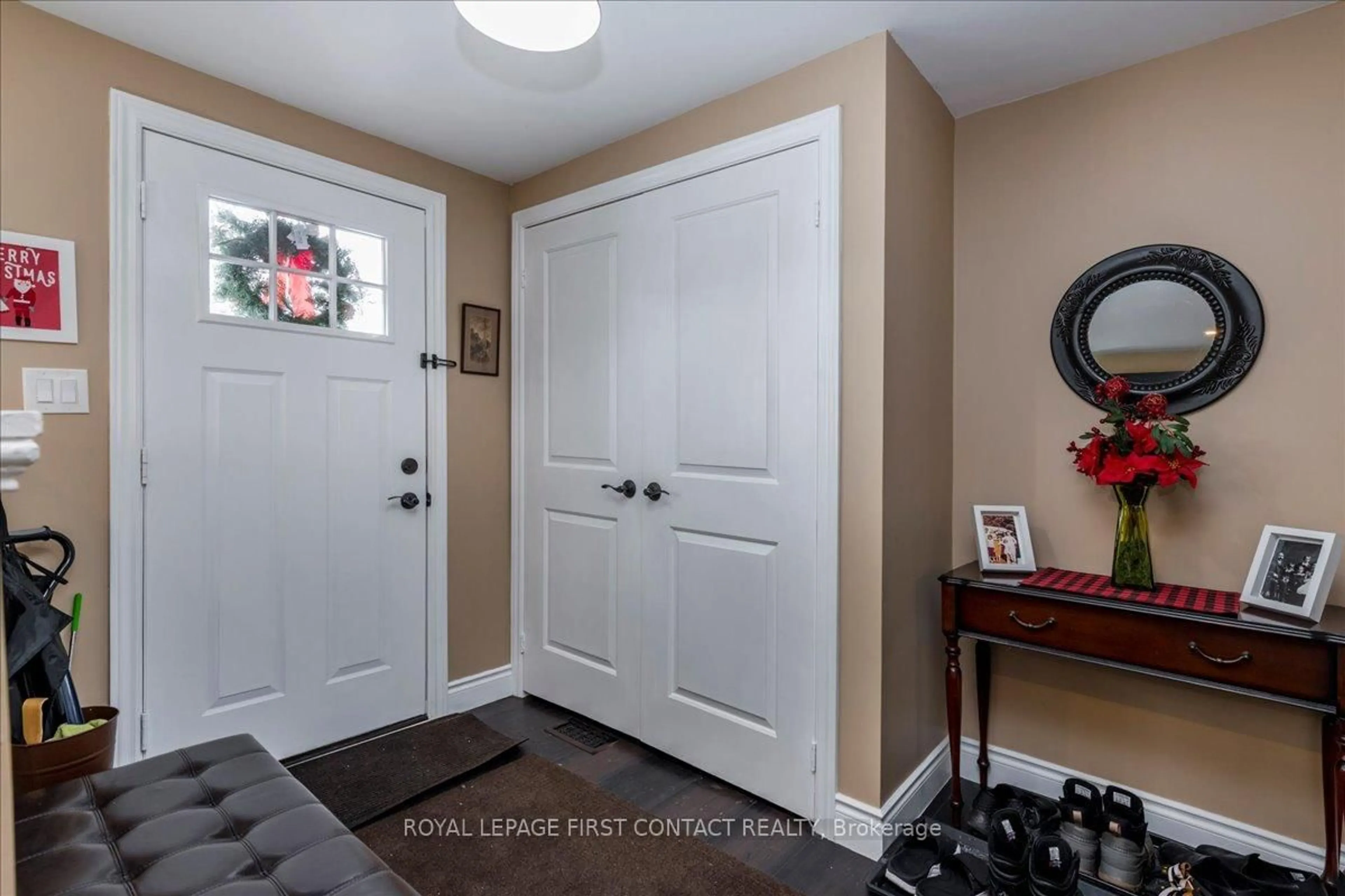 Indoor entryway for 10 South Blvd, Innisfil Ontario L9S 1L7