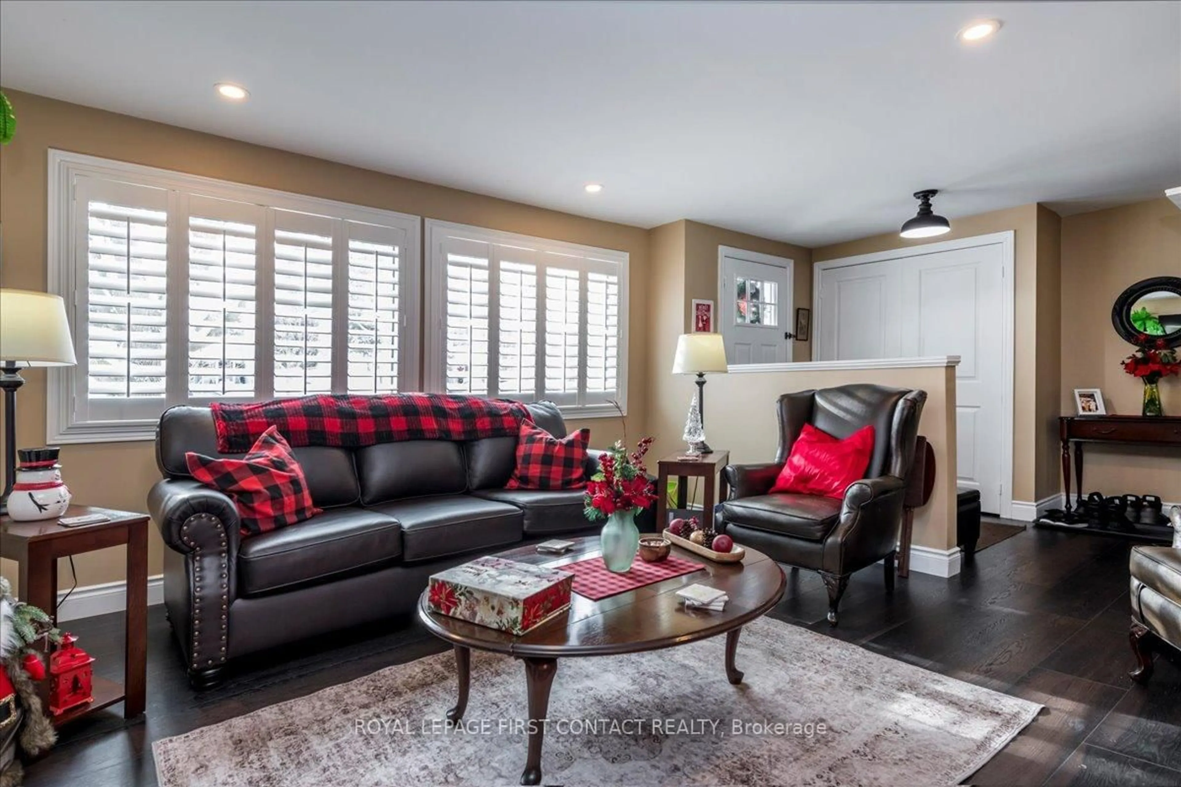 Living room with furniture, unknown for 10 South Blvd, Innisfil Ontario L9S 1L7