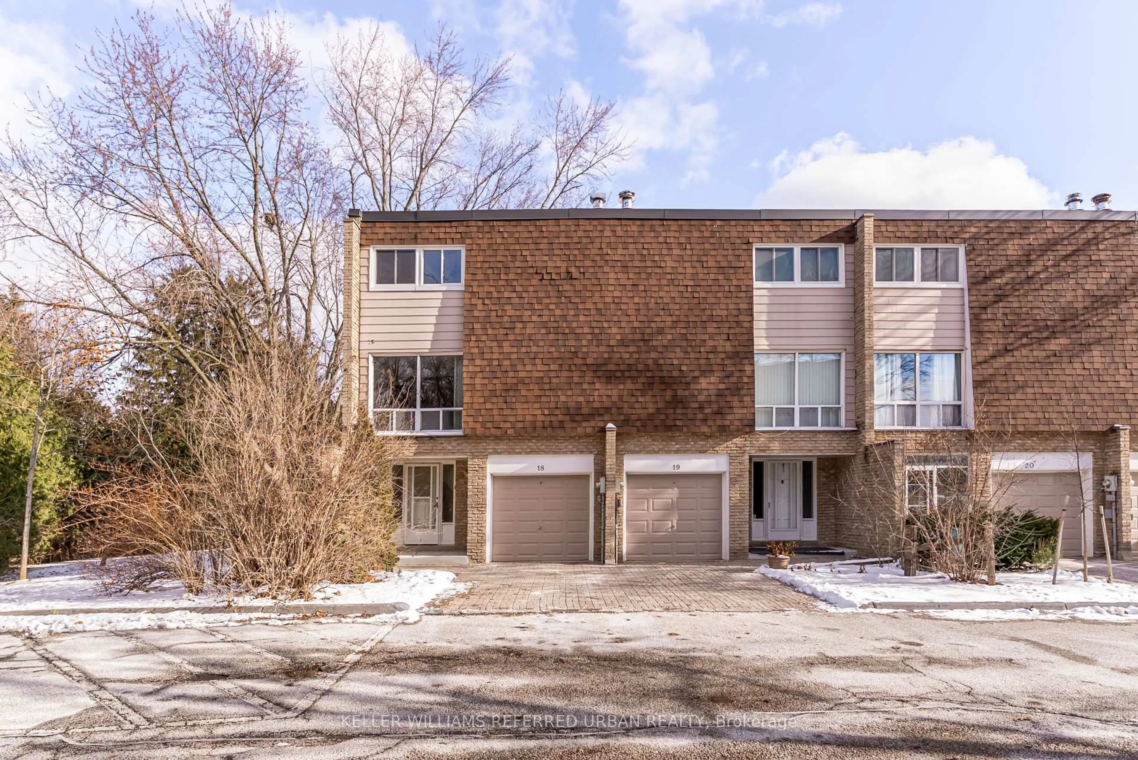 A pic from outside/outdoor area/front of a property/back of a property/a pic from drone, street for 653 Village Parkway #18, Markham Ontario L3R 2R2