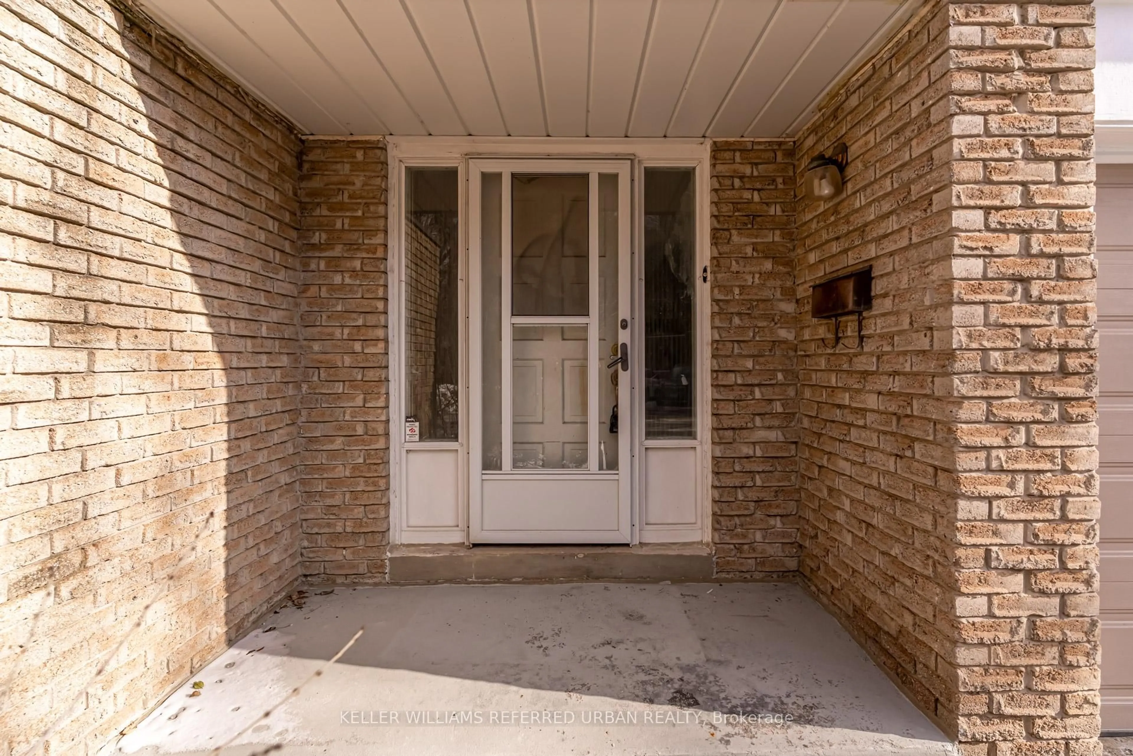 Indoor entryway for 653 Village Parkway #18, Markham Ontario L3R 2R2