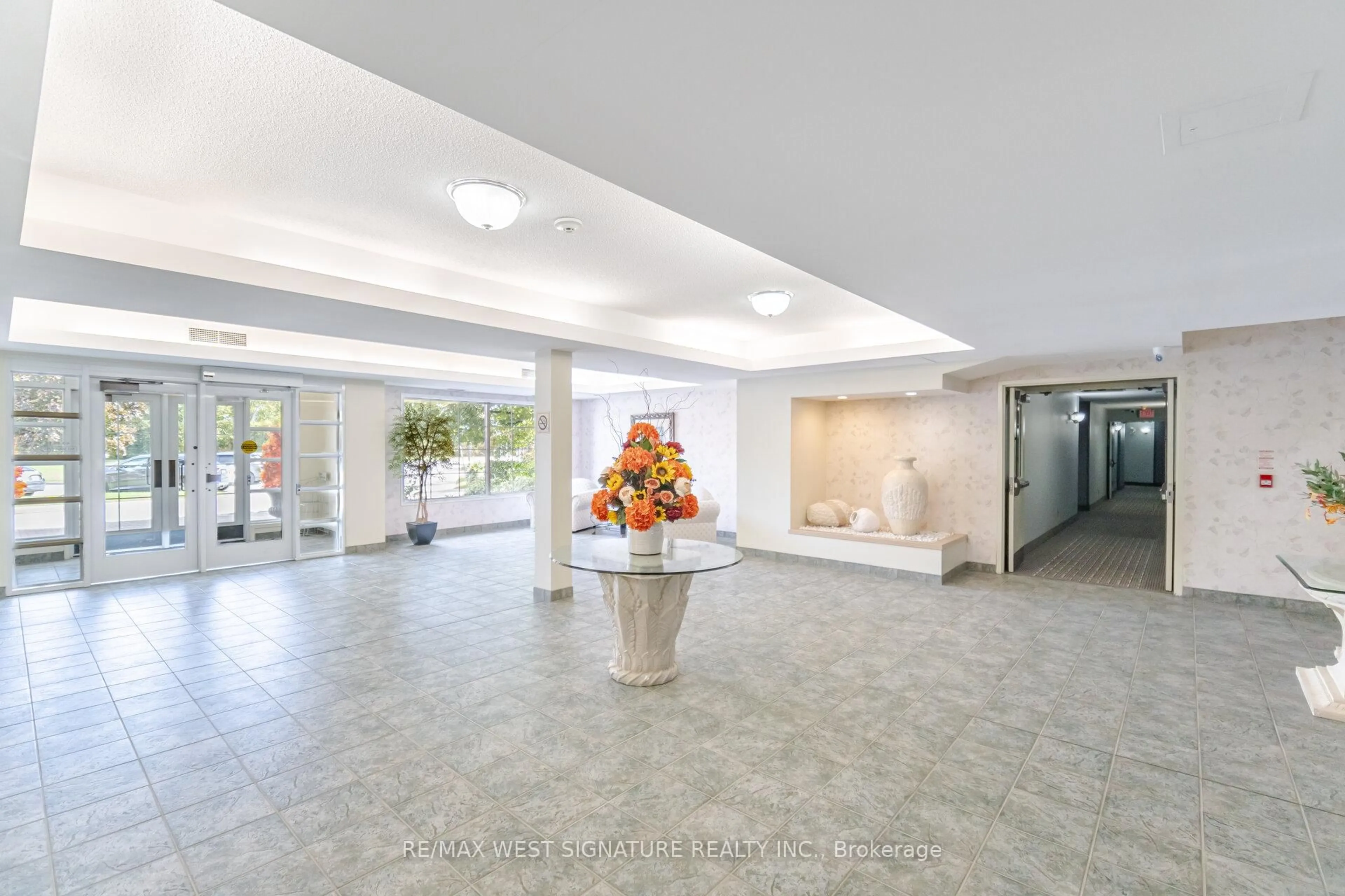 Indoor foyer for 75 Treelawn Blvd #216, Vaughan Ontario L0J 1C0