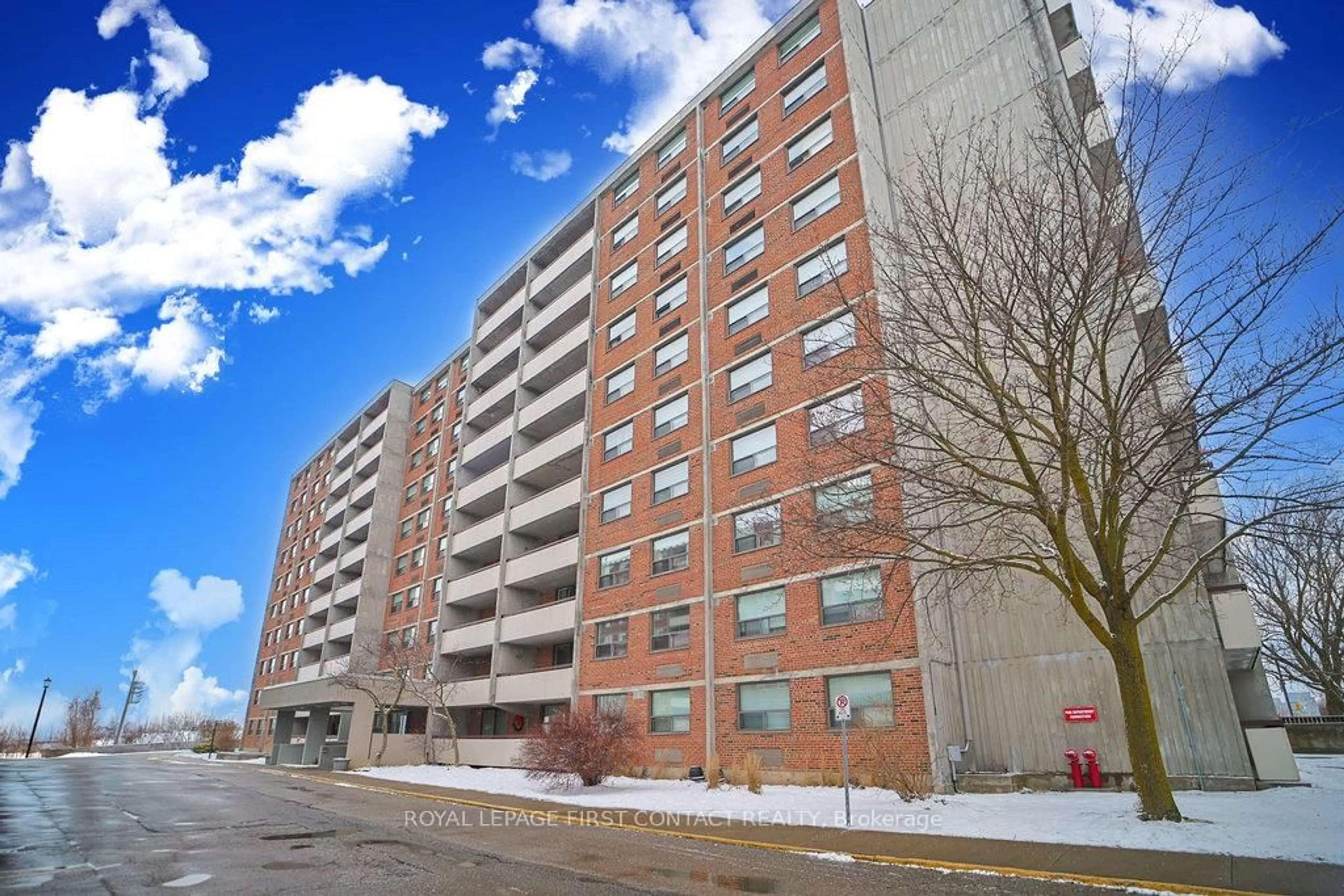 Patio, building for 20 William Roe Blvd #808, Newmarket Ontario L3Y 5V6