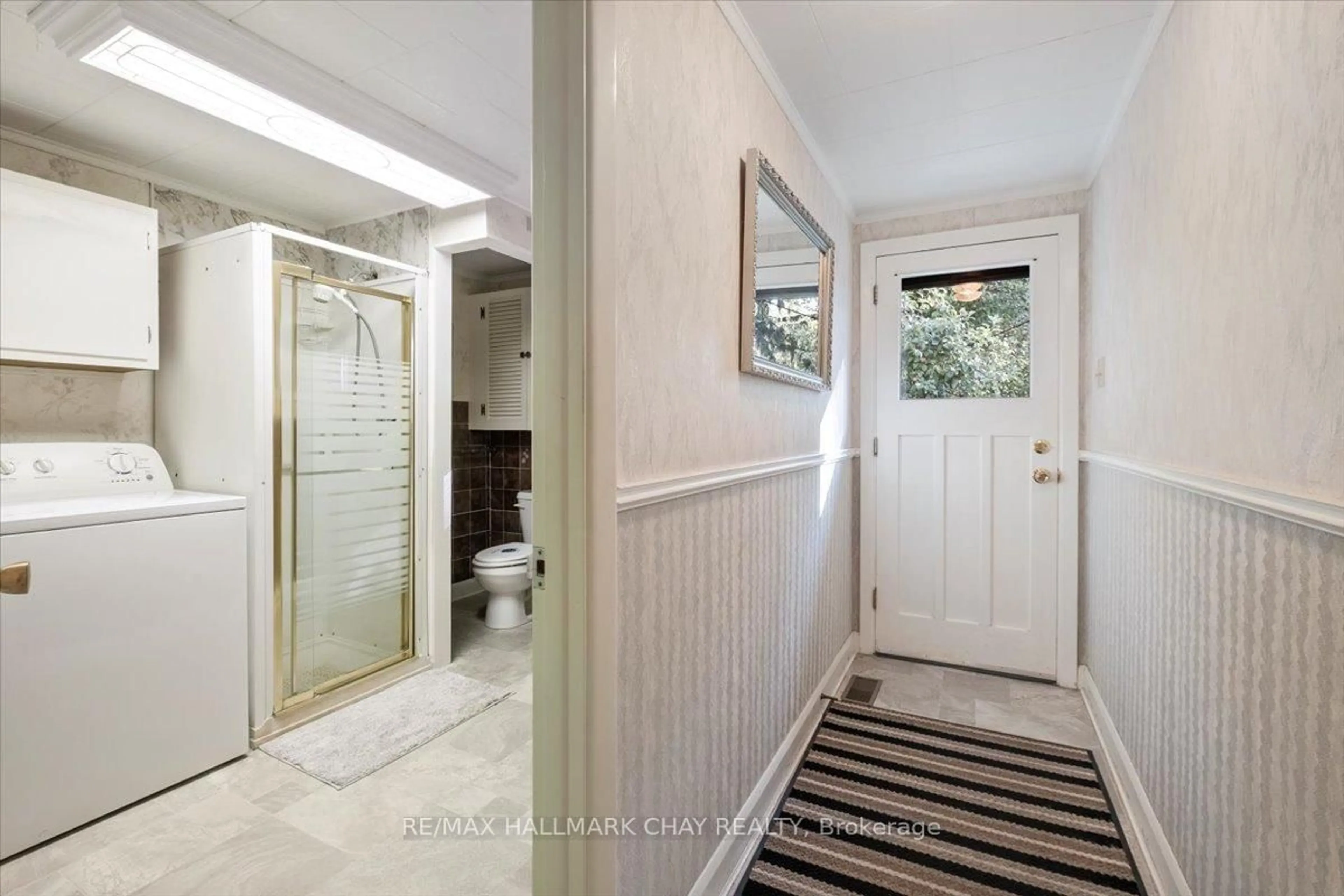 Indoor entryway for 63 King St, New Tecumseth Ontario L9R 1B6