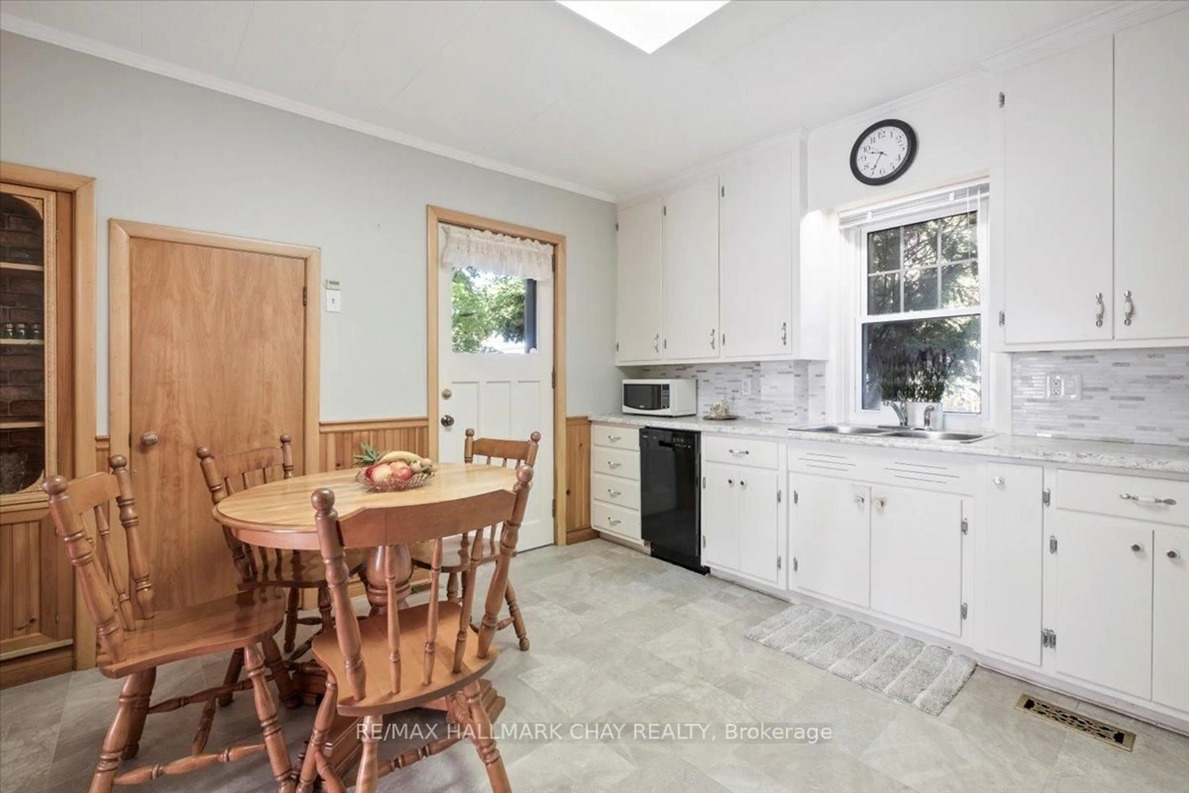 Standard kitchen, ceramic/tile floor for 63 King St, New Tecumseth Ontario L9R 1B6