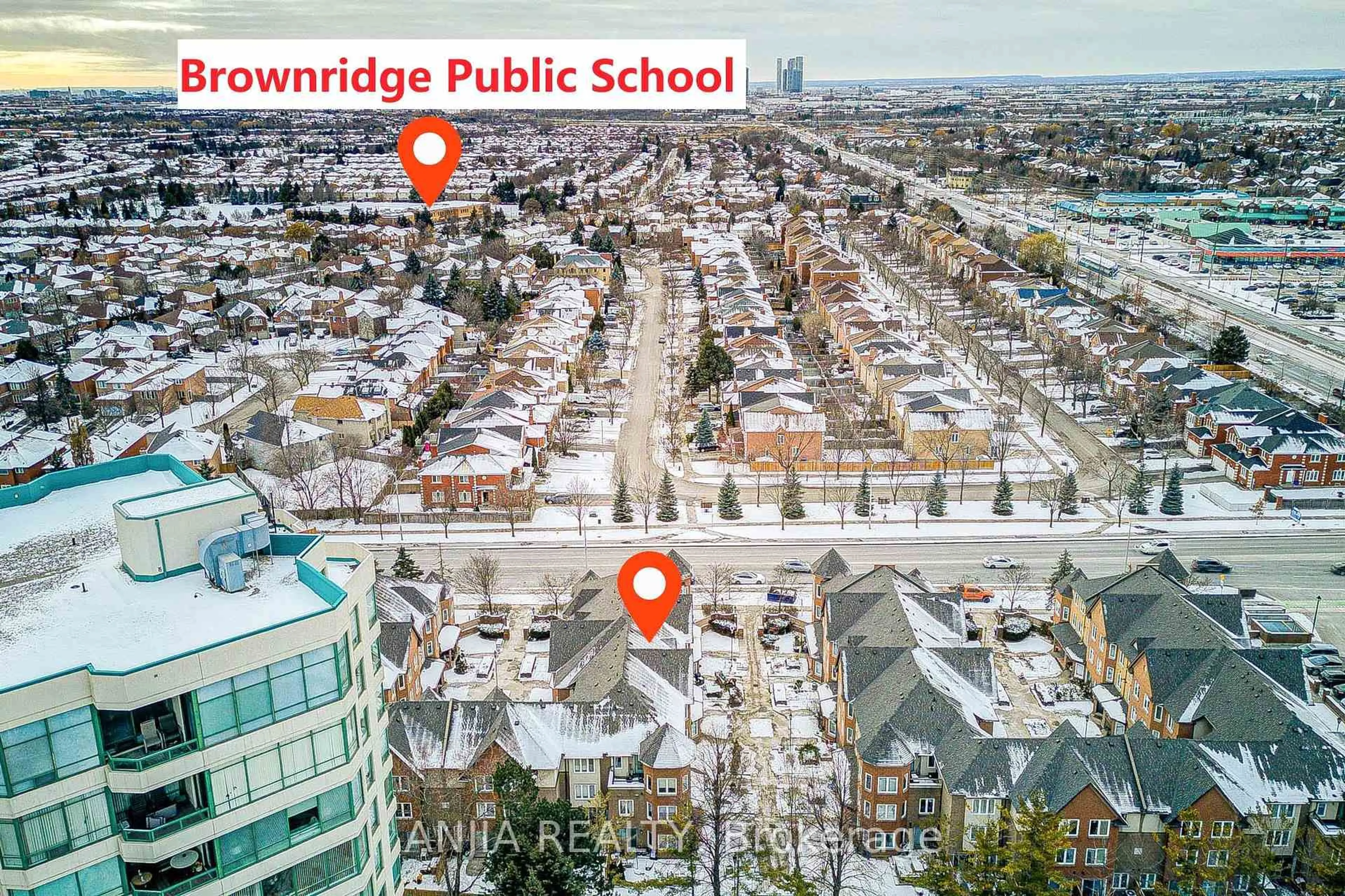 A pic from outside/outdoor area/front of a property/back of a property/a pic from drone, unknown for 735 New Westminster Dr #32, Vaughan Ontario L4J 7Y9