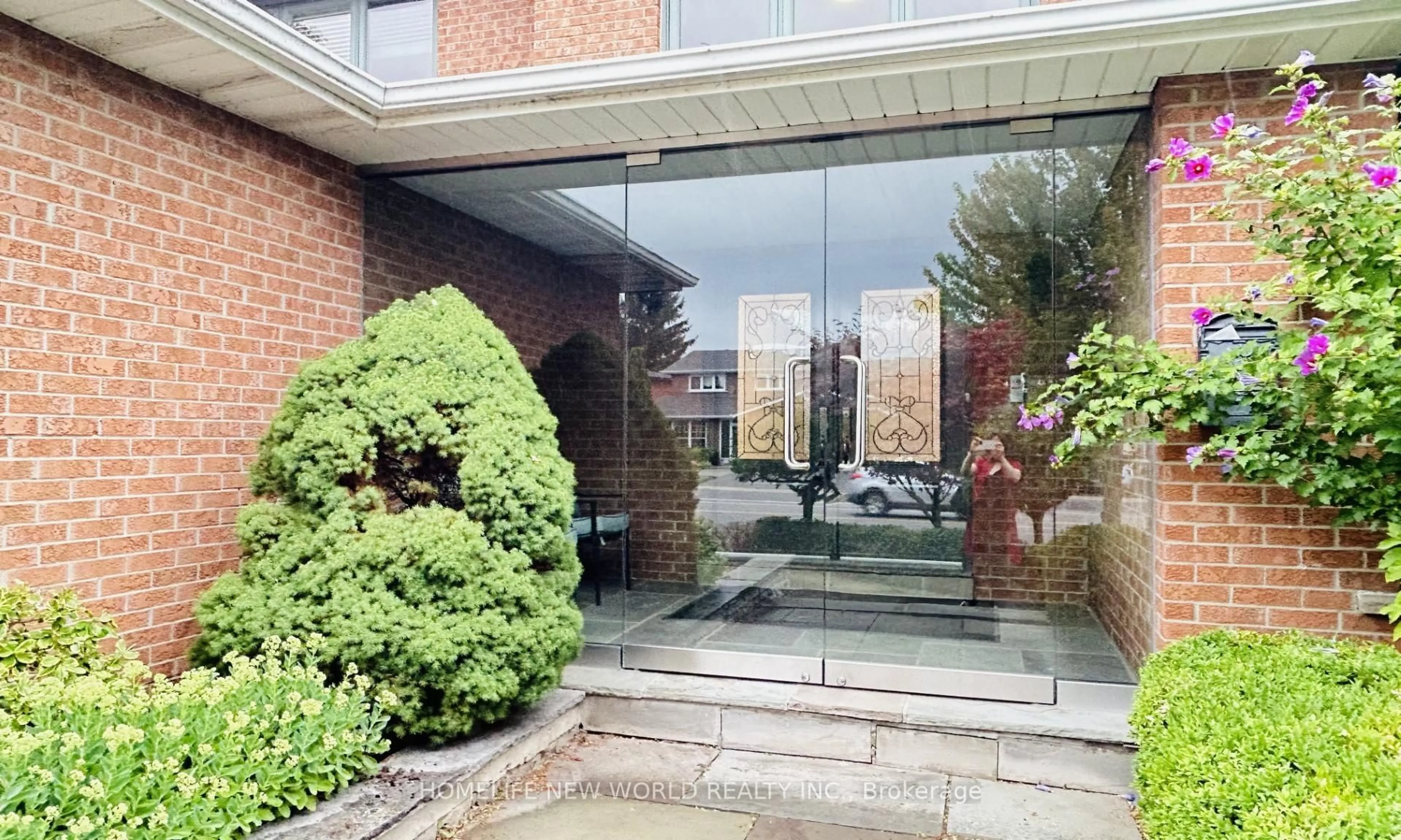 Indoor foyer for 102 Willowbrook Rd, Markham Ontario L3T 5P5