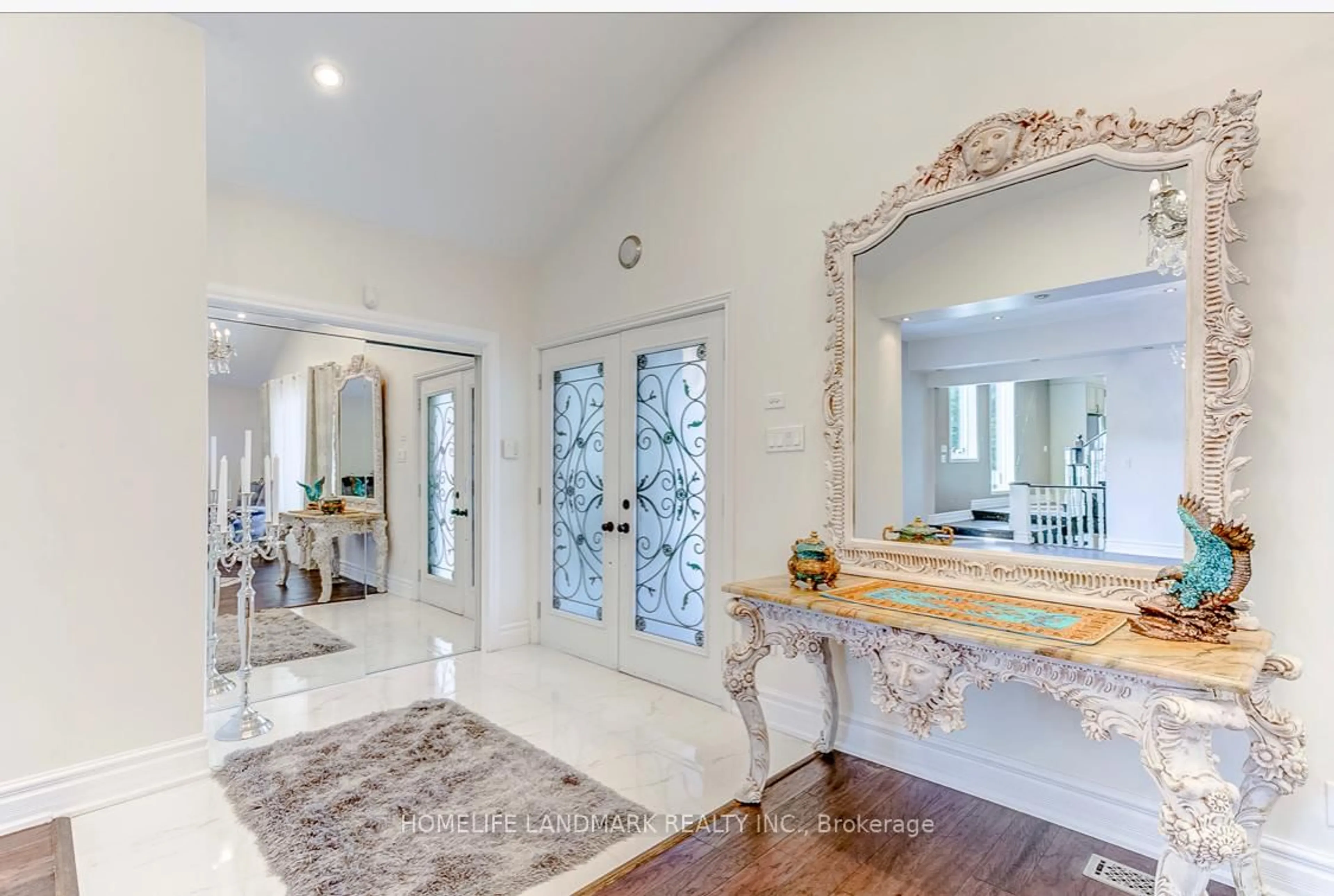 Indoor entryway for 156 Duncan Rd, Richmond Hill Ontario L4C 6J8