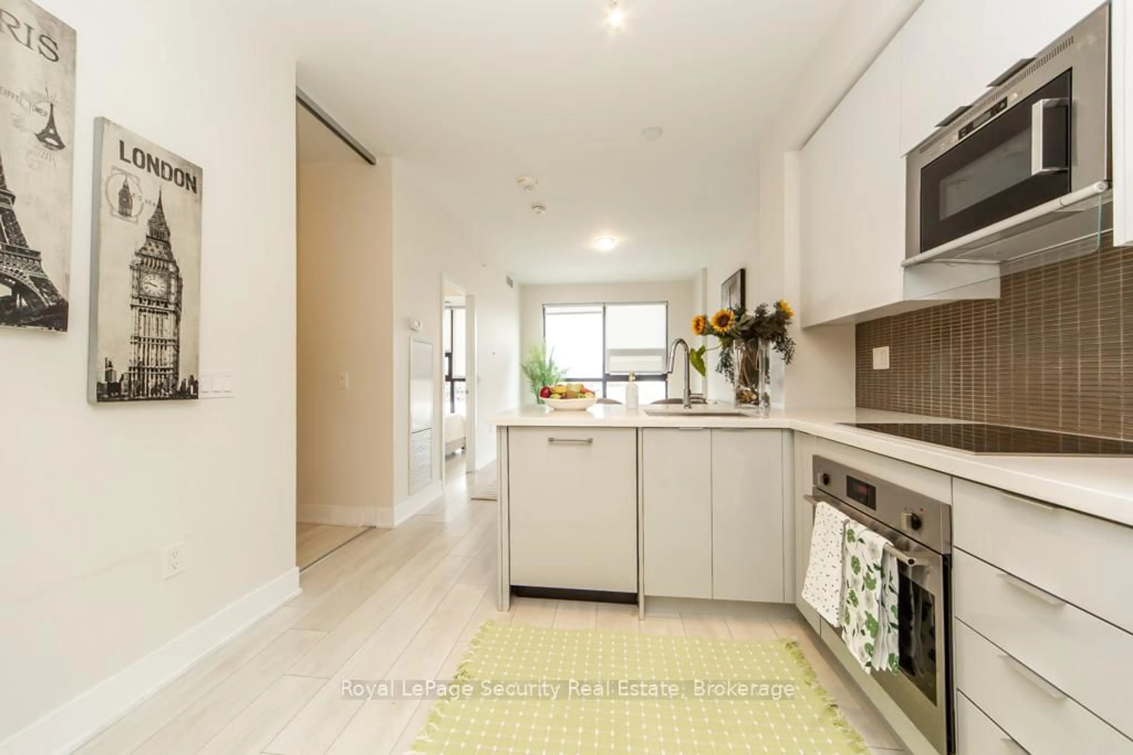 Contemporary kitchen, unknown for 2916 Highway 7 Rd #314, Vaughan Ontario L4K 0K6