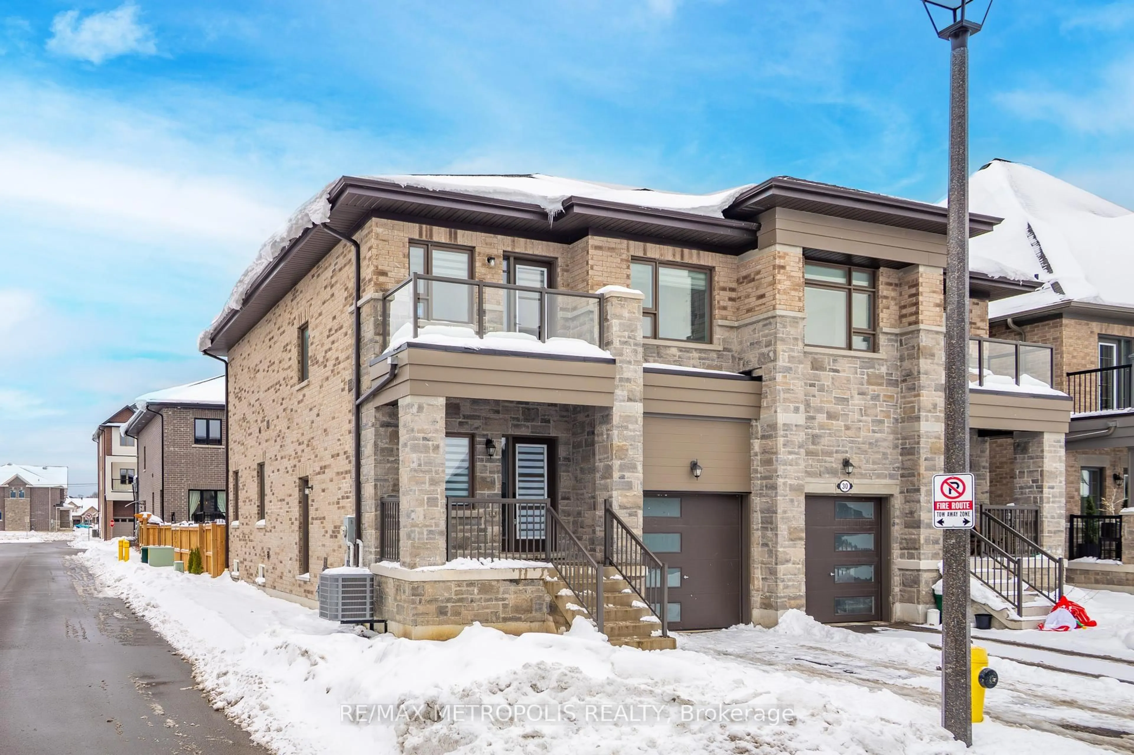 Home with brick exterior material, street for 32 Ballinger Way, Uxbridge Ontario L9P 0R6