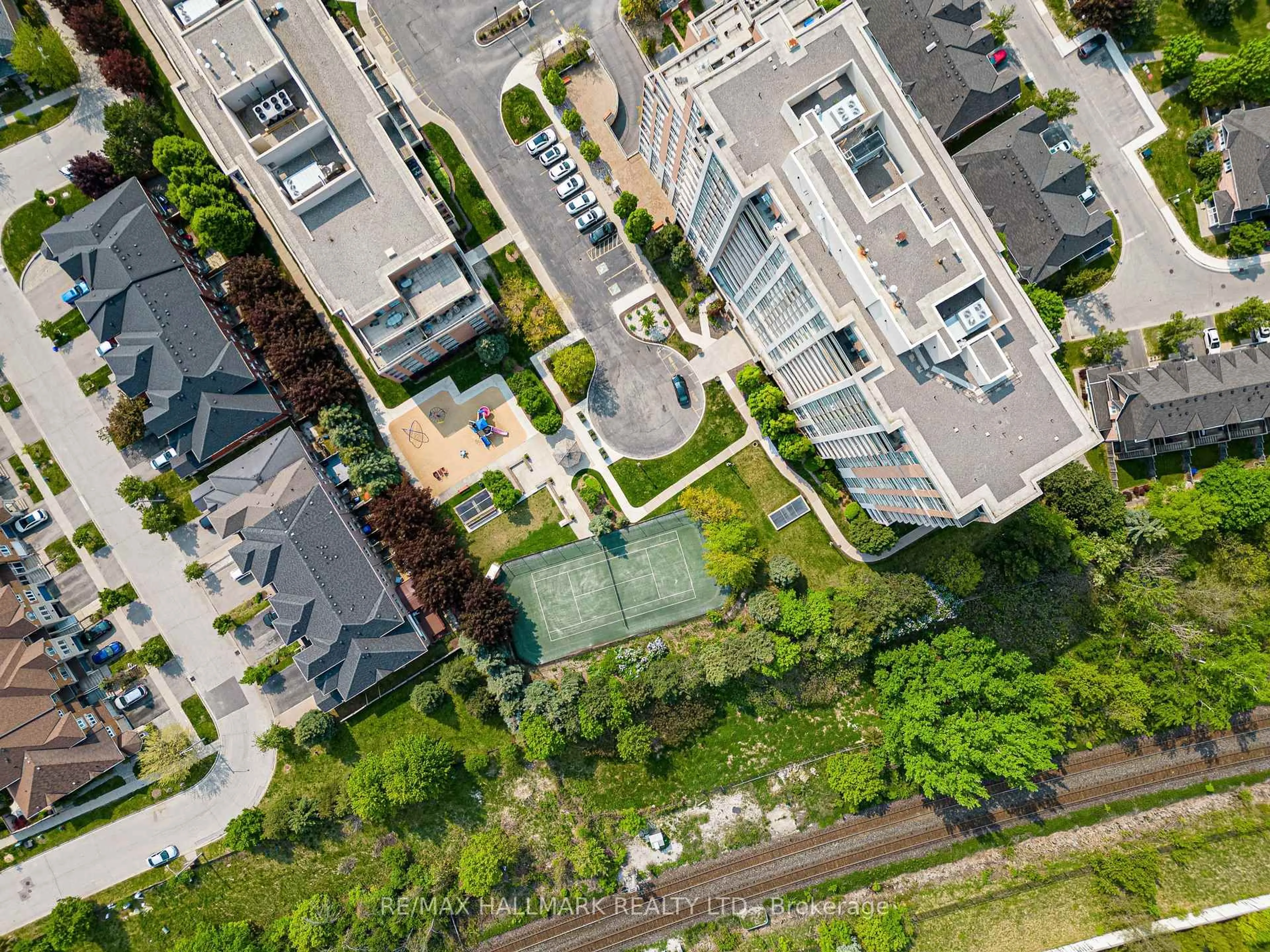 A pic from outside/outdoor area/front of a property/back of a property/a pic from drone, city buildings view from balcony for 29 Northern Hts Dr #615, Richmond Hill Ontario L4B 4L8
