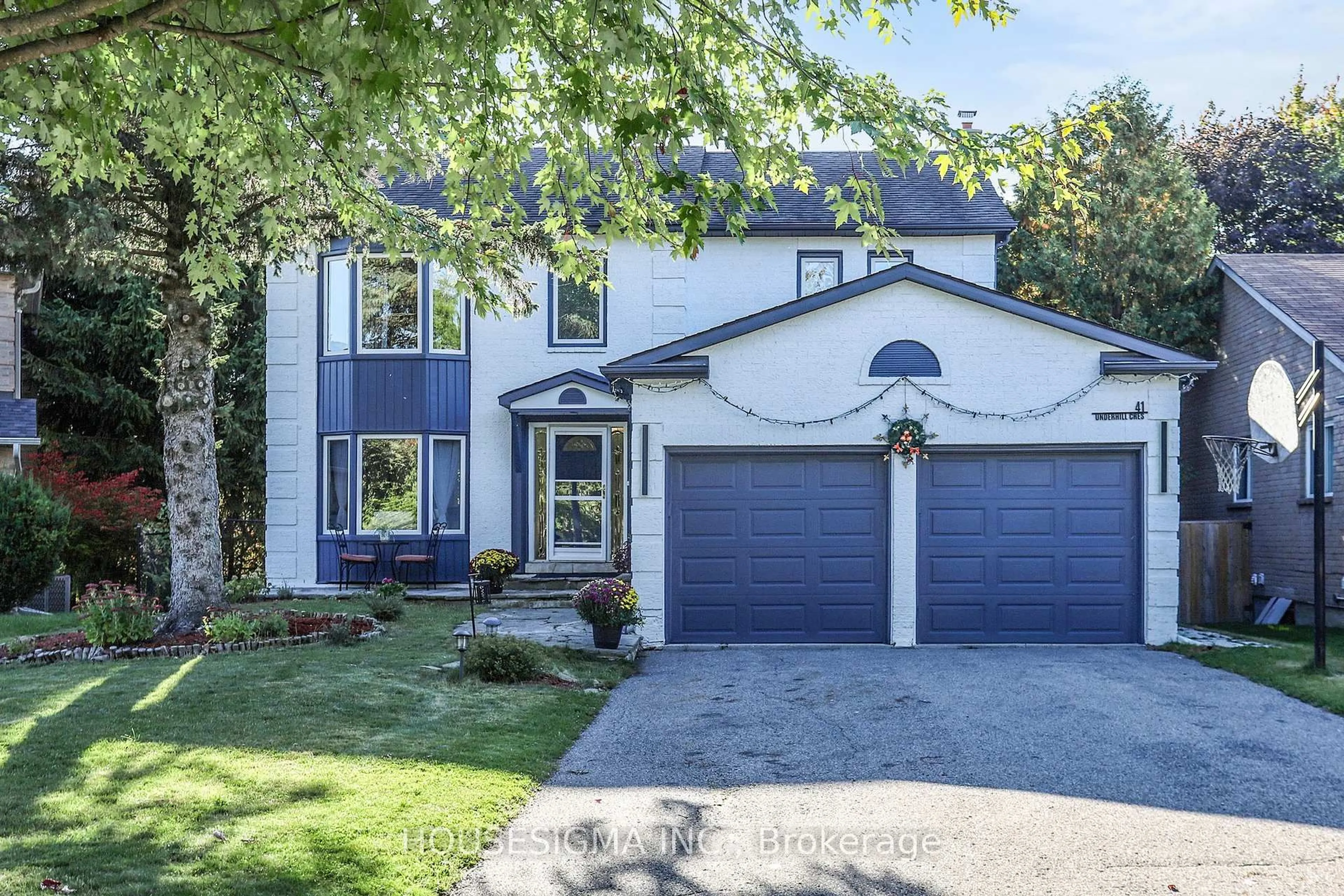 Home with vinyl exterior material, street for 41 Underhill Cres, Aurora Ontario L4G 5S3