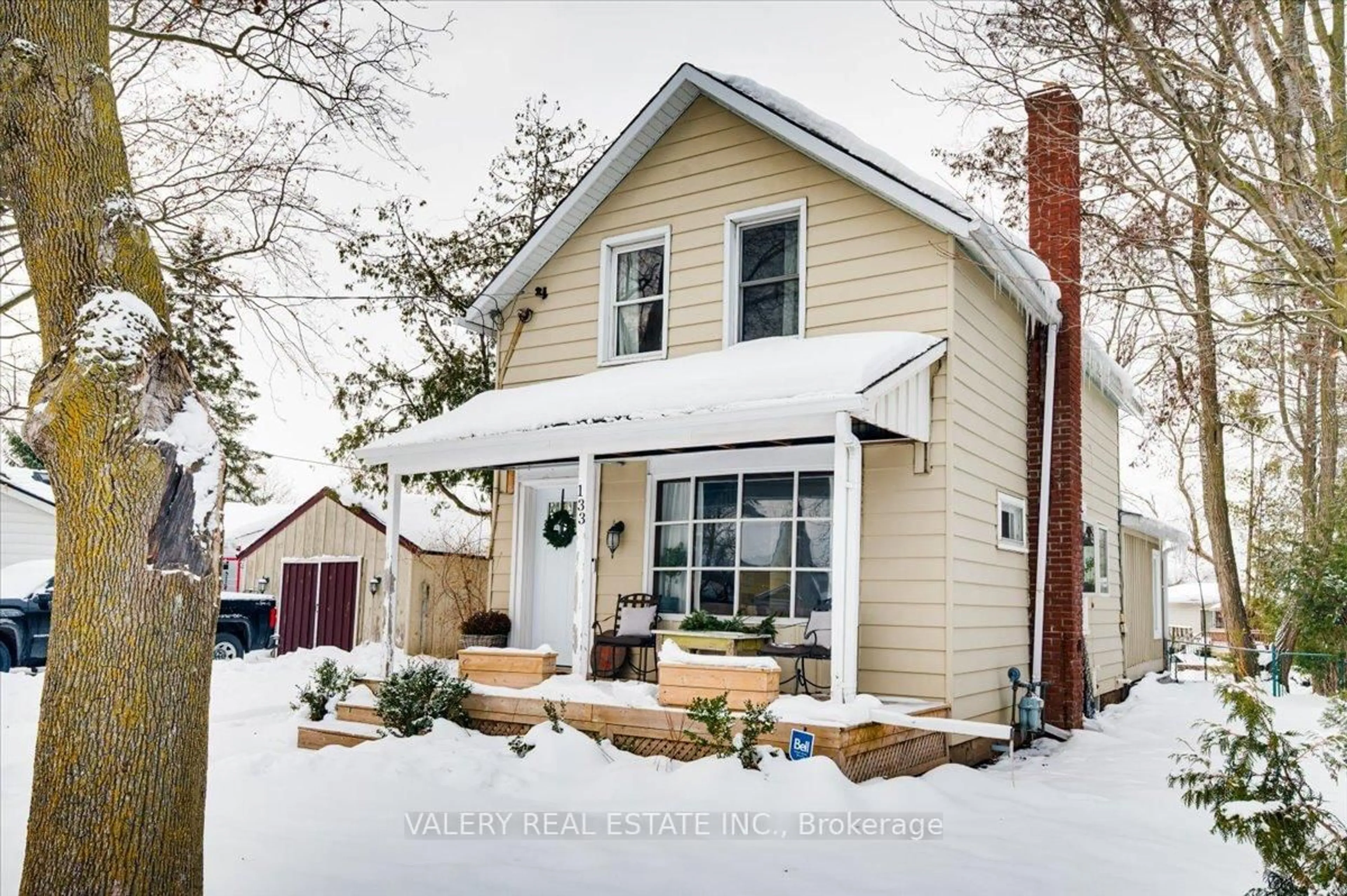 Home with vinyl exterior material, street for 133 Brock St E St, Uxbridge Ontario L9P 1K2