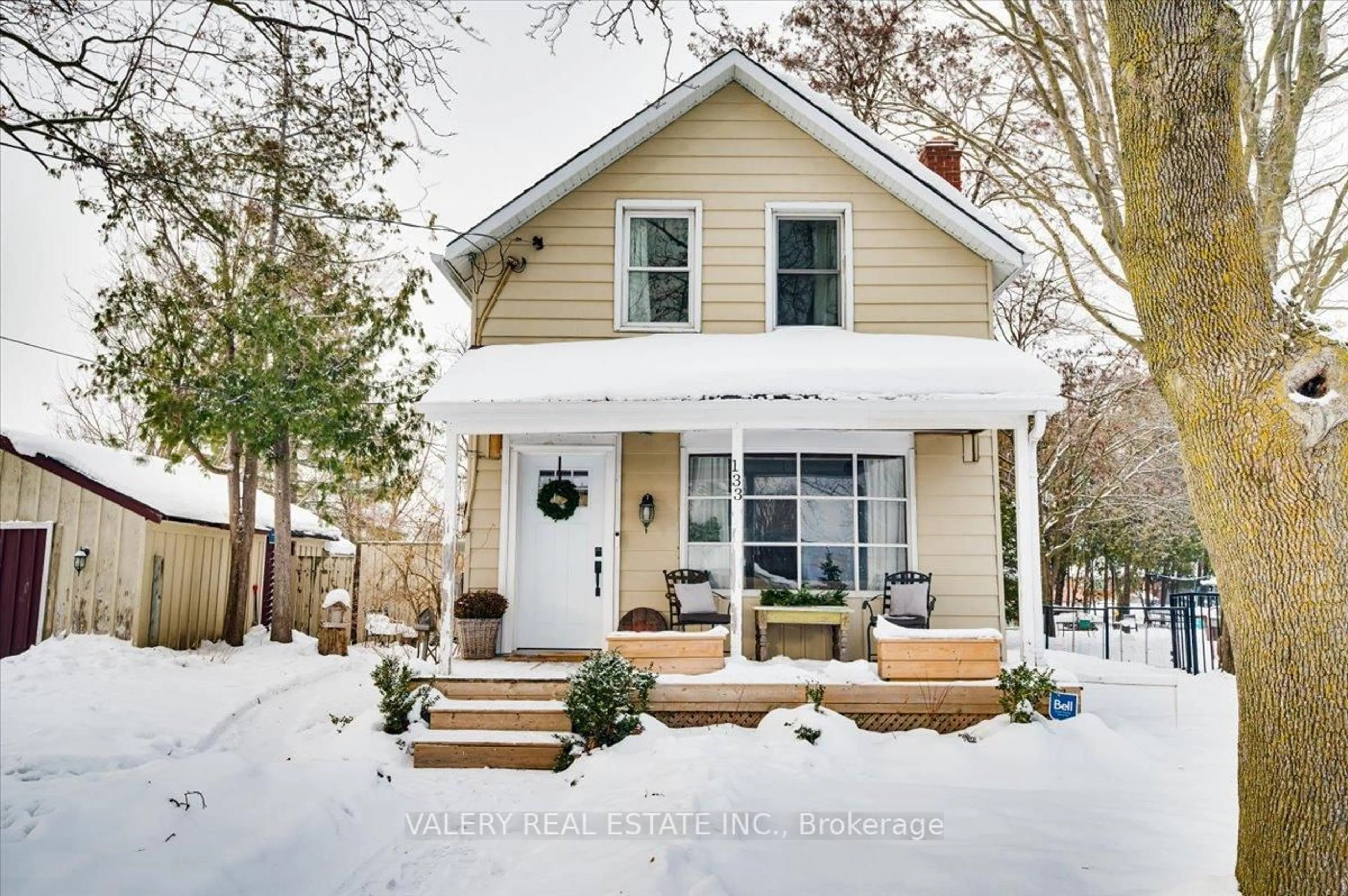 Home with vinyl exterior material, street for 133 Brock St E St, Uxbridge Ontario L9P 1K2