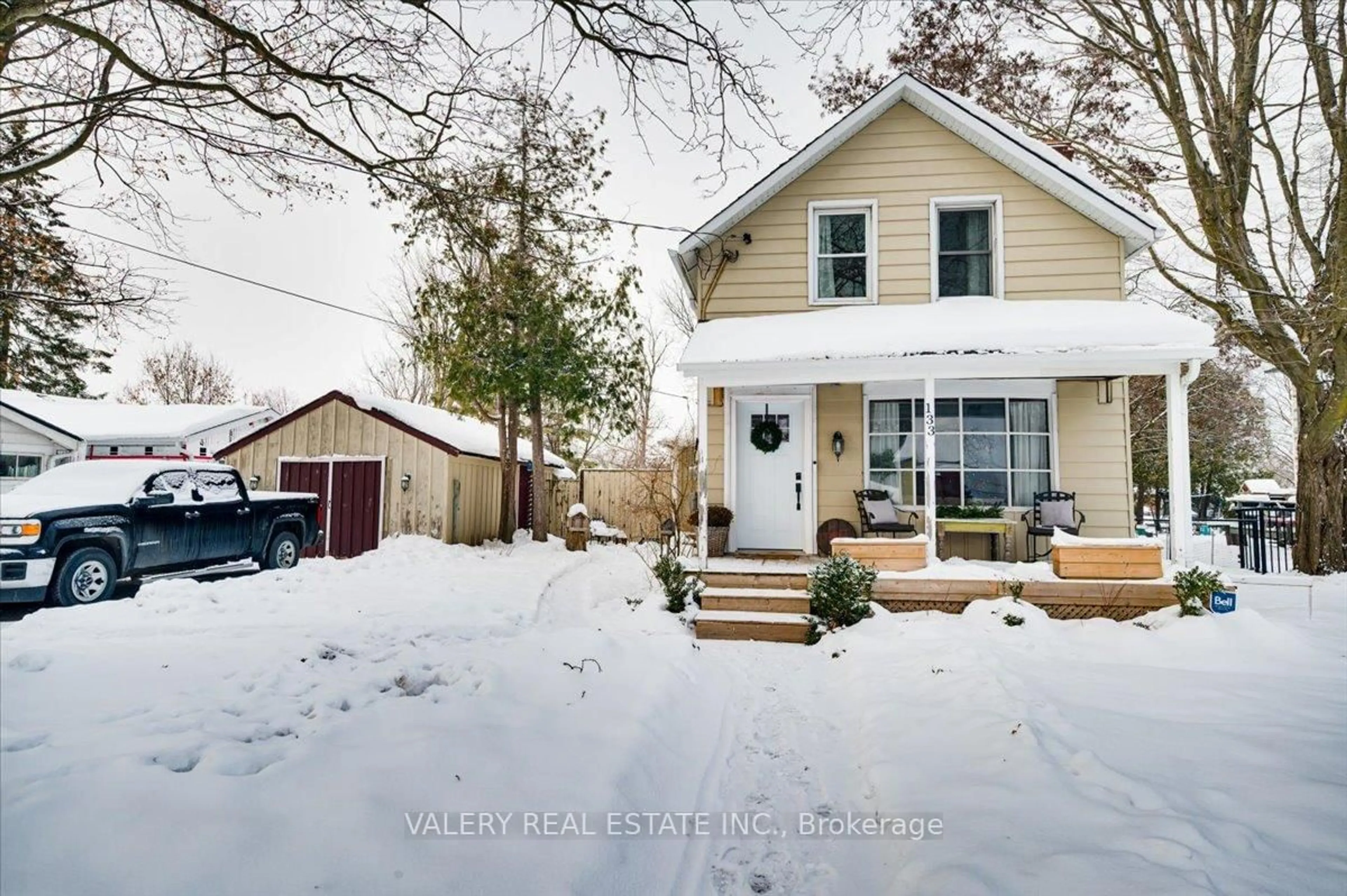 A pic from outside/outdoor area/front of a property/back of a property/a pic from drone, street for 133 Brock St E St, Uxbridge Ontario L9P 1K2