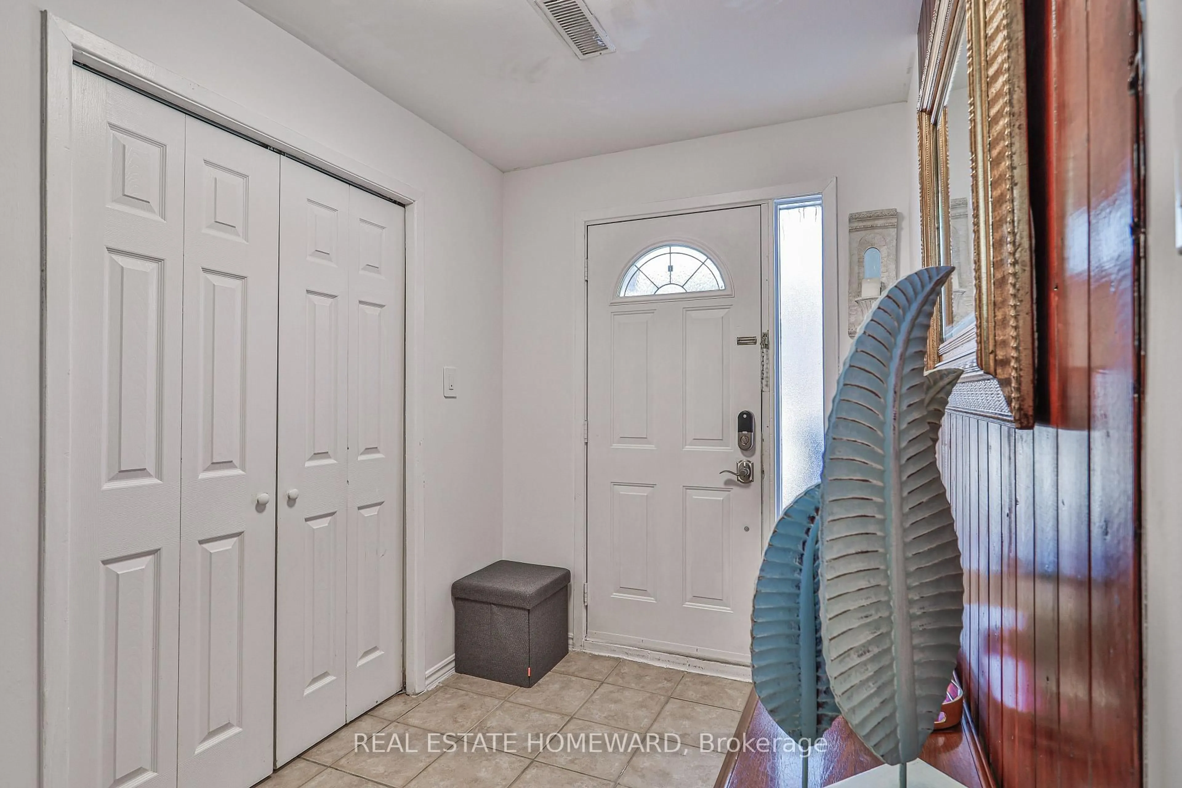 Indoor entryway for 4 Poplar Cres, Aurora Ontario L4G 3L3