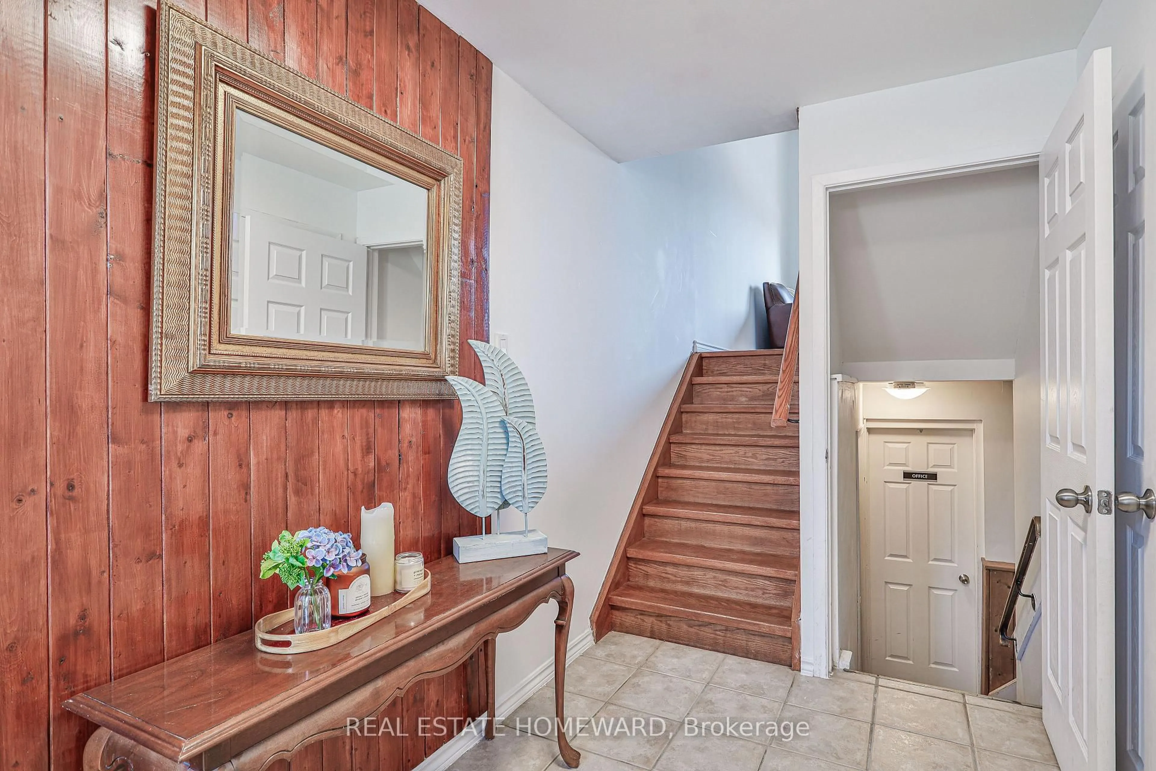 Indoor entryway for 4 Poplar Cres, Aurora Ontario L4G 3L3