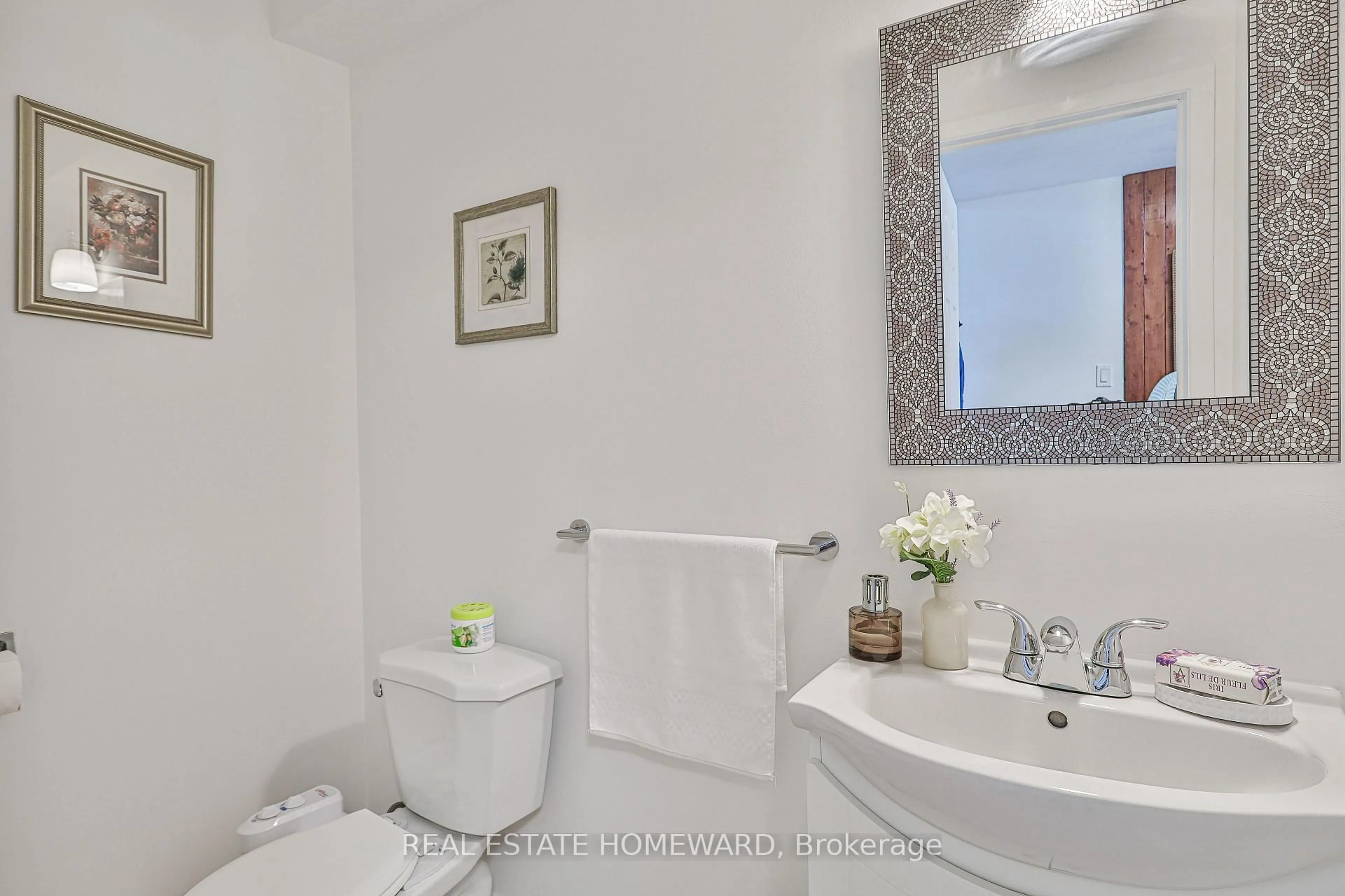 Standard bathroom, ceramic/tile floor for 4 Poplar Cres, Aurora Ontario L4G 3L3