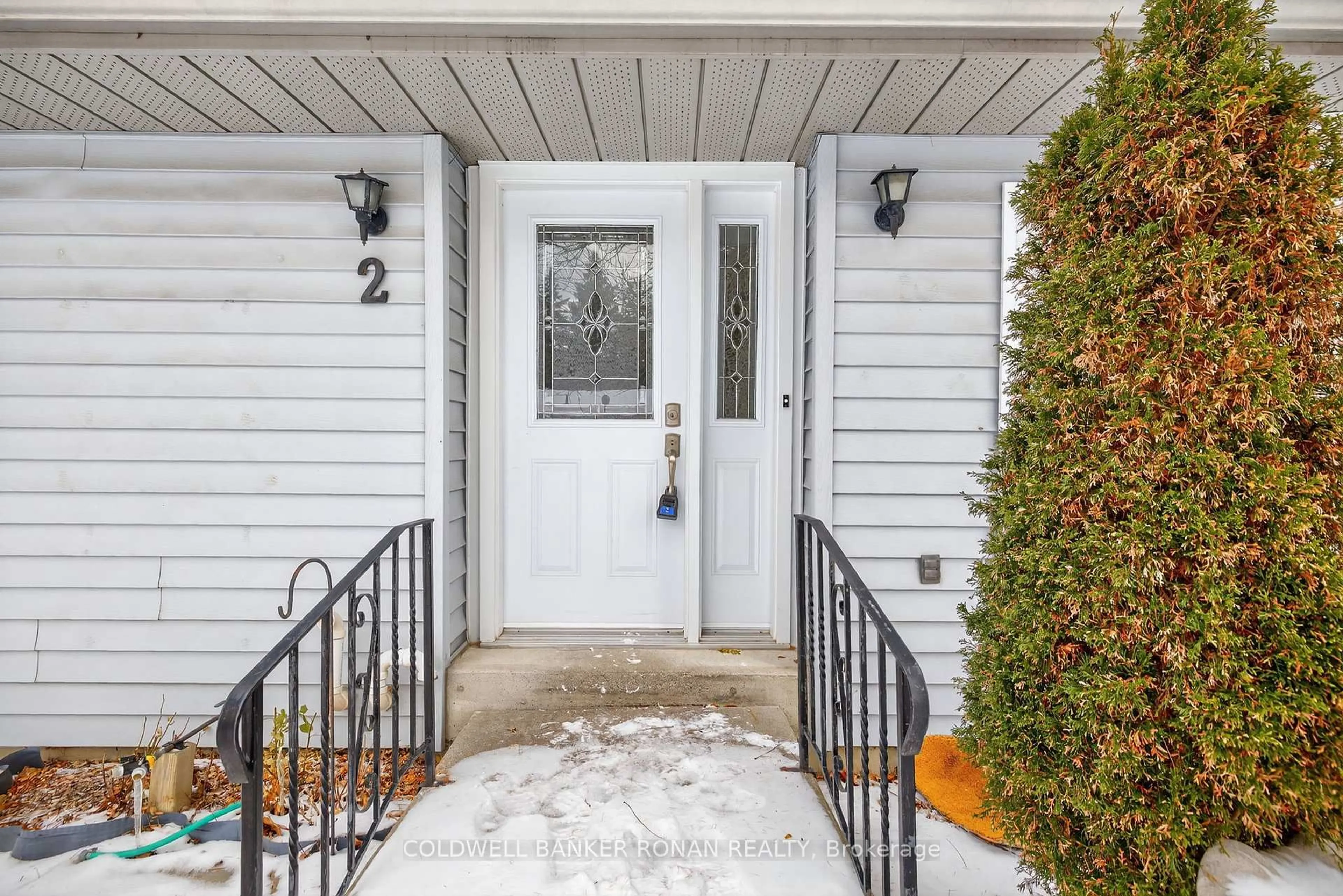 Indoor entryway for 2 Balsam Crt, New Tecumseth Ontario L0G 1W0