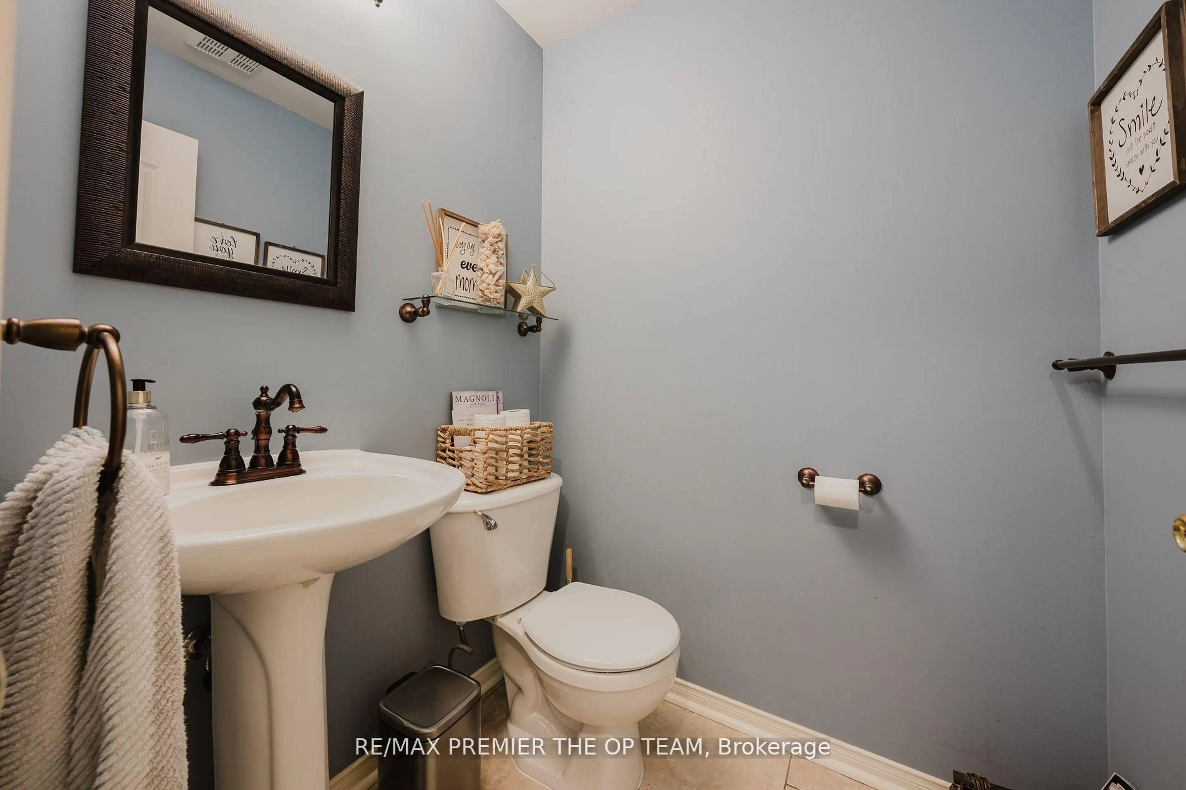 Standard bathroom, ceramic/tile floor for 50 Beaverbrook Cres, Vaughan Ontario L6A 3T3