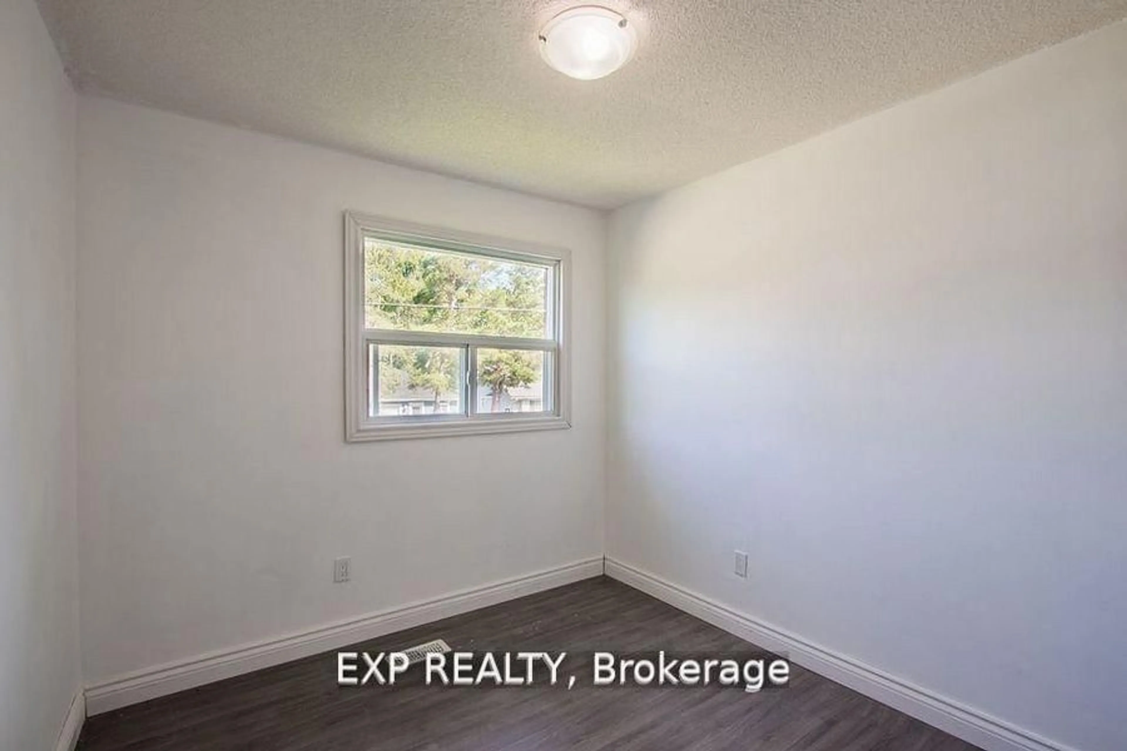 A pic of a room for 201 Garden Ave, Georgina Ontario L4P 2L3