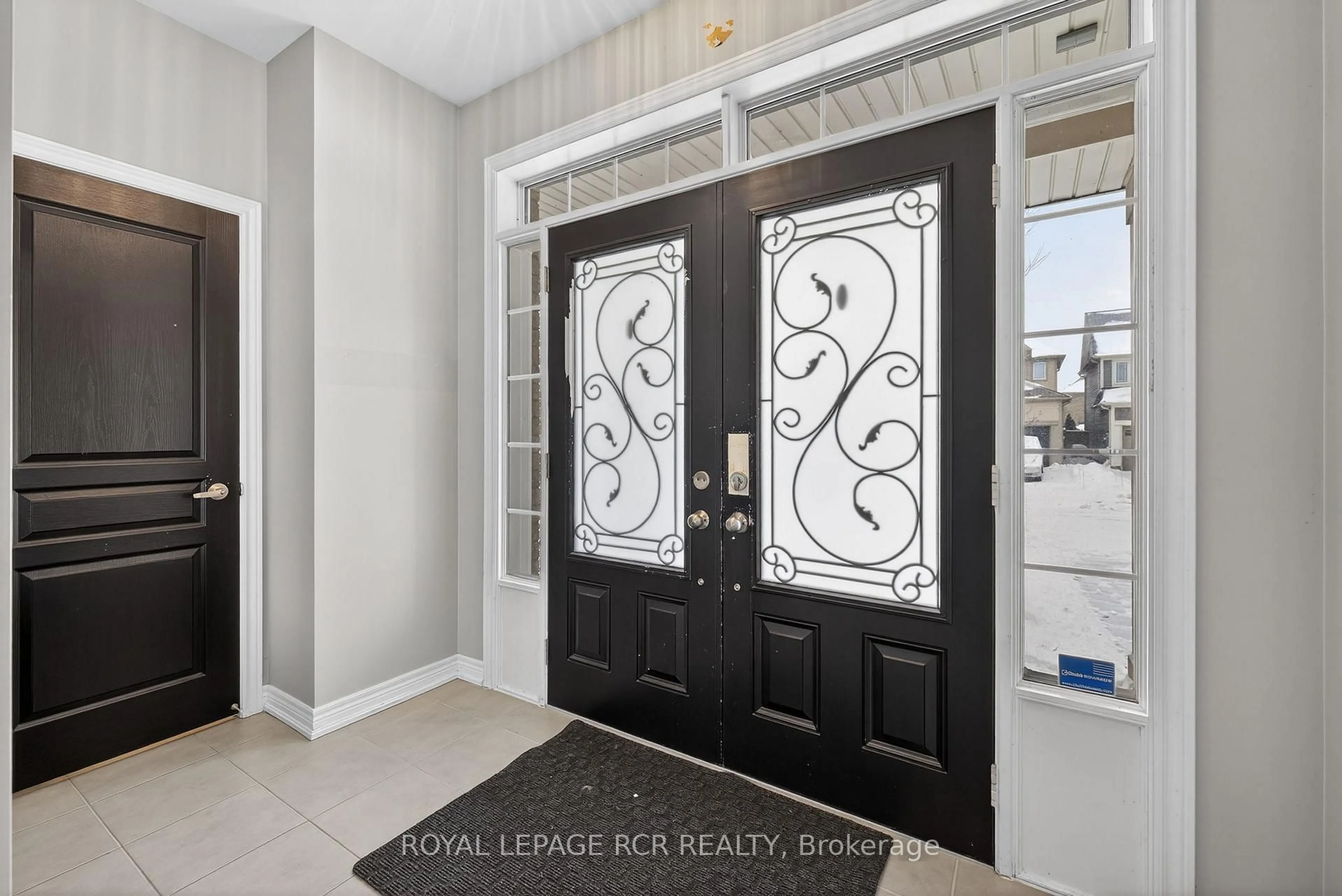 Indoor entryway for 82 Lampkin St, Georgina Ontario L0E 1R0