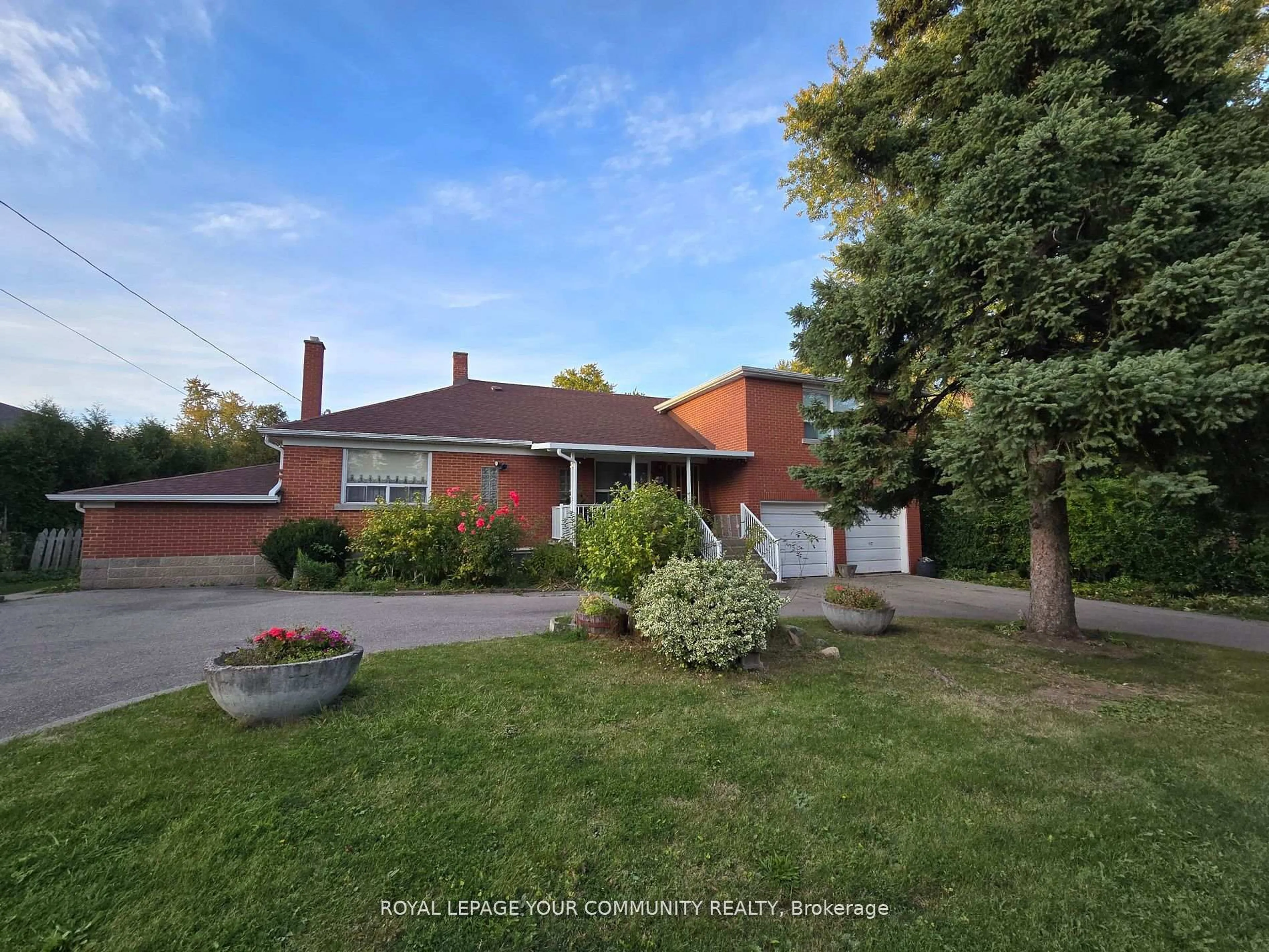 A pic from outside/outdoor area/front of a property/back of a property/a pic from drone, street for 100 Langstaff Rd, Richmond Hill Ontario L4C 6N3