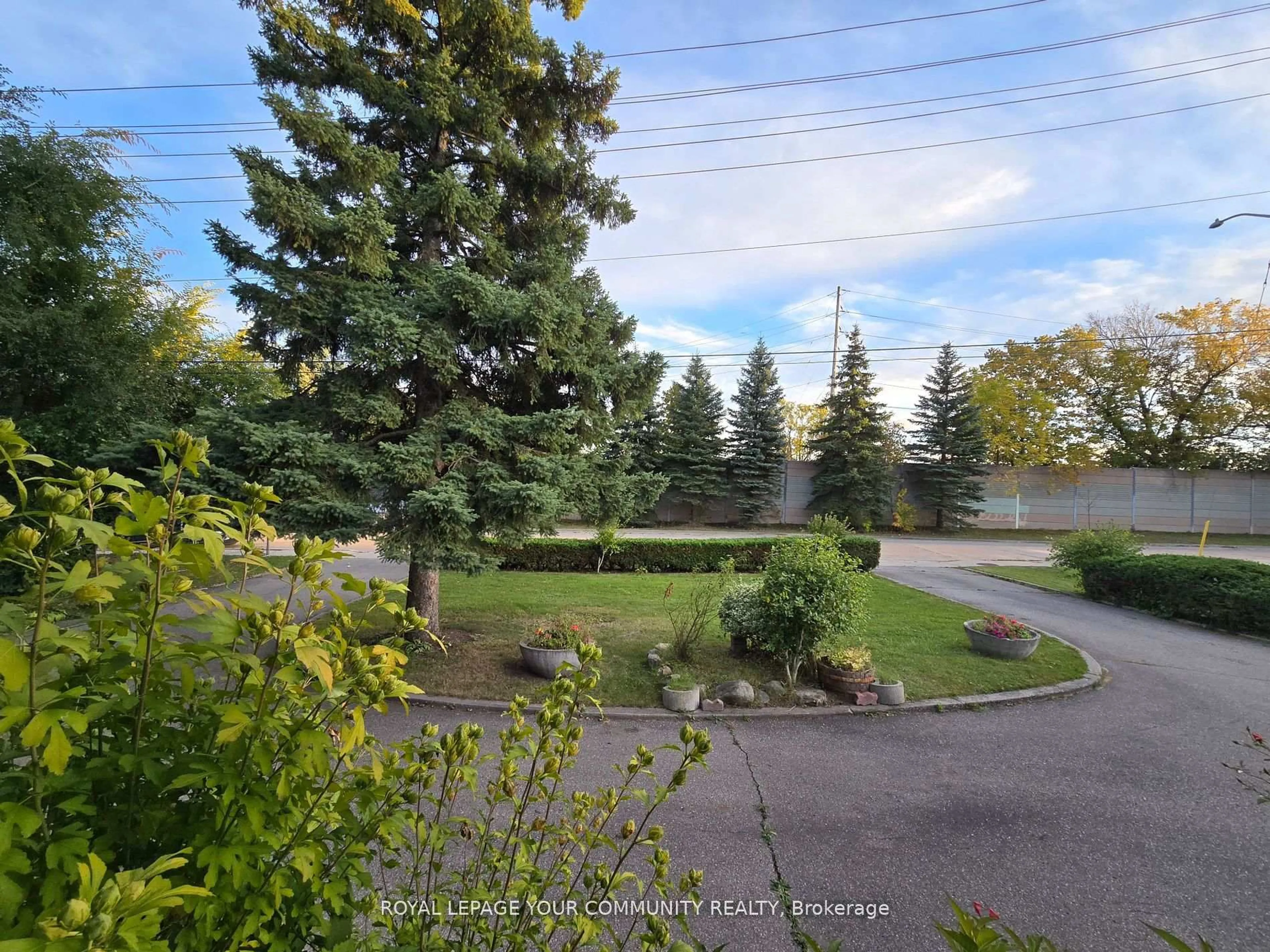 A pic from outside/outdoor area/front of a property/back of a property/a pic from drone, unknown for 100 Langstaff Rd, Richmond Hill Ontario L4C 6N3