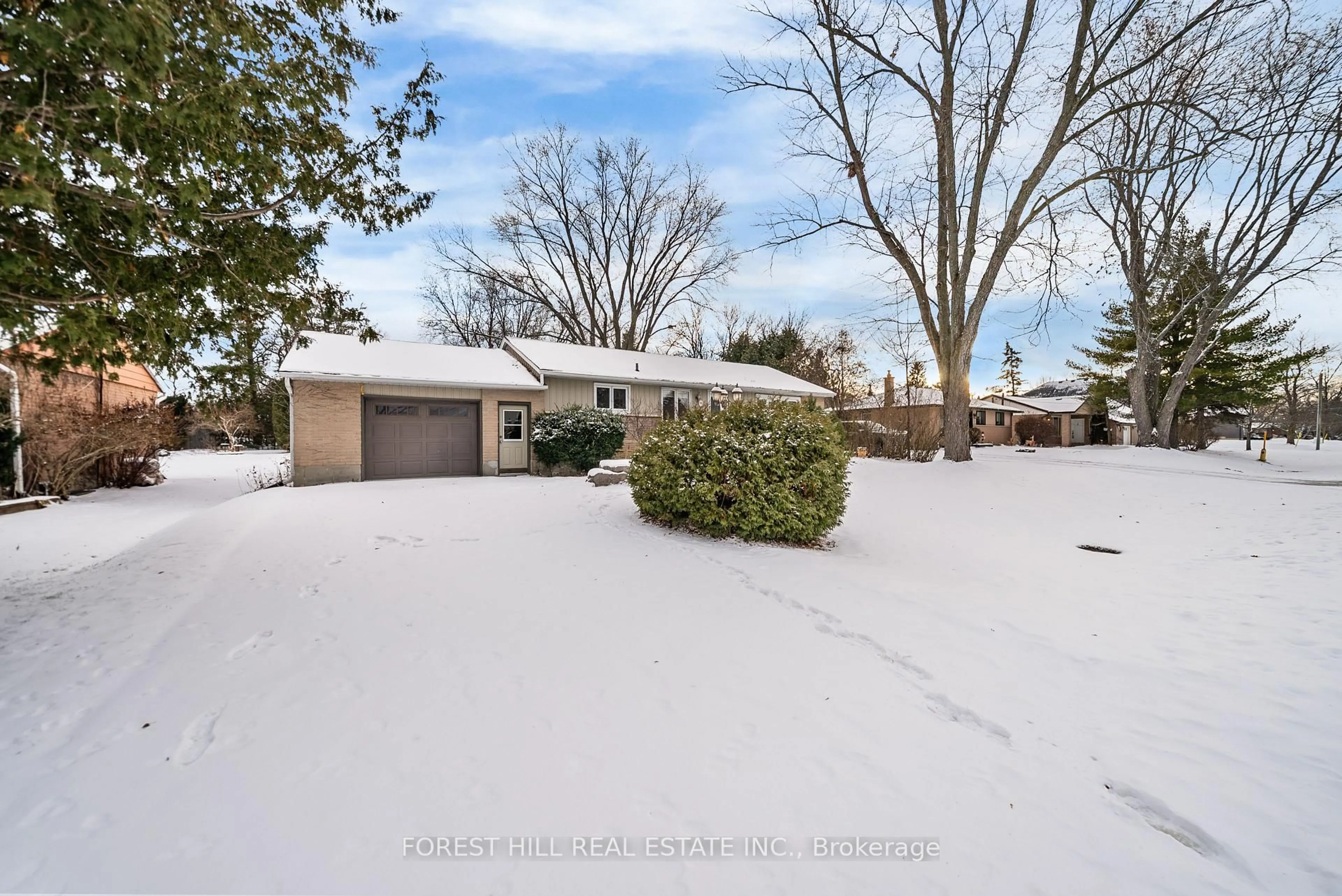 A pic from outside/outdoor area/front of a property/back of a property/a pic from drone, unknown for 49 May Ave, East Gwillimbury Ontario L0G 1V0