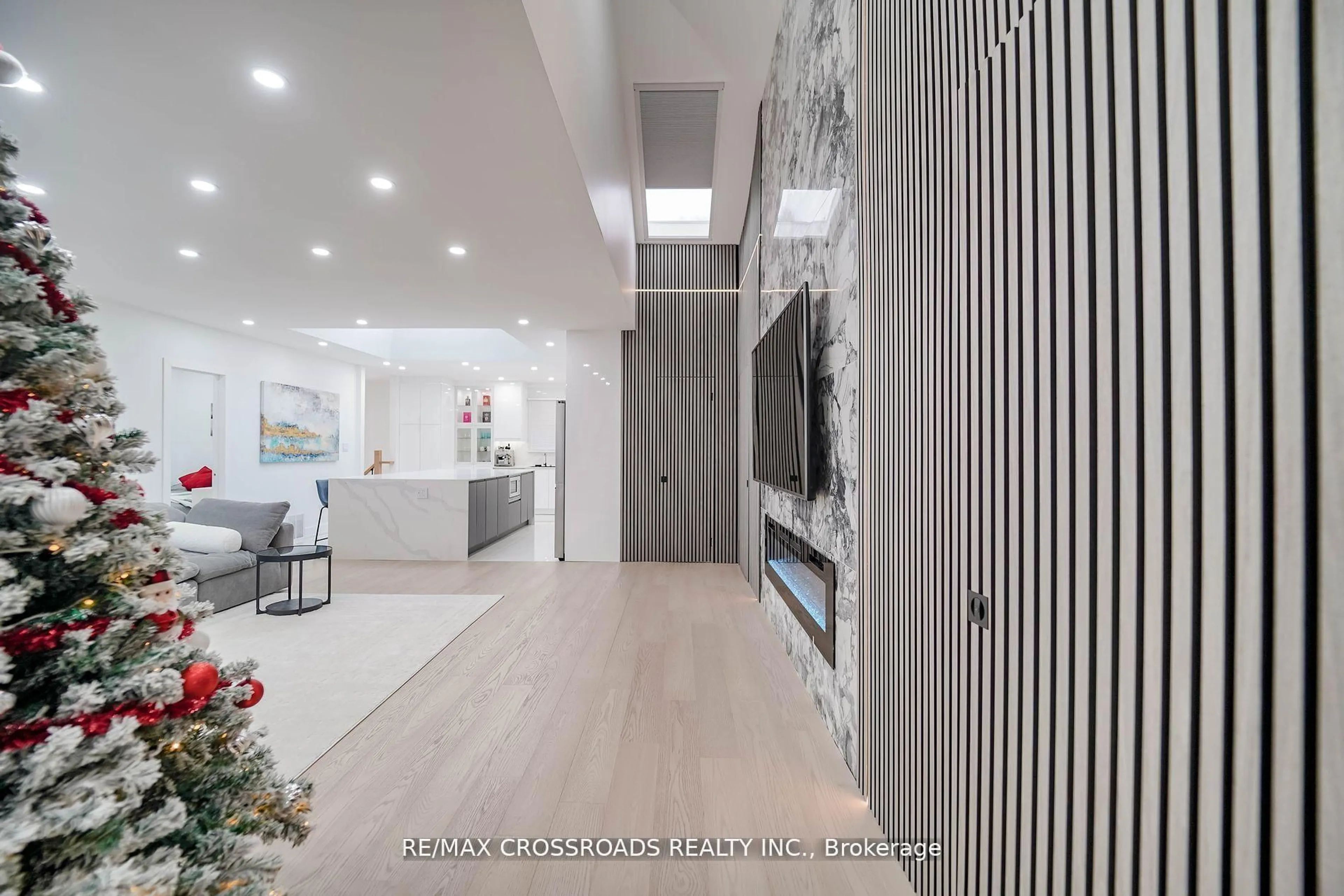 Indoor foyer for 7118 Yonge St, Innisfil Ontario L9S 4P3