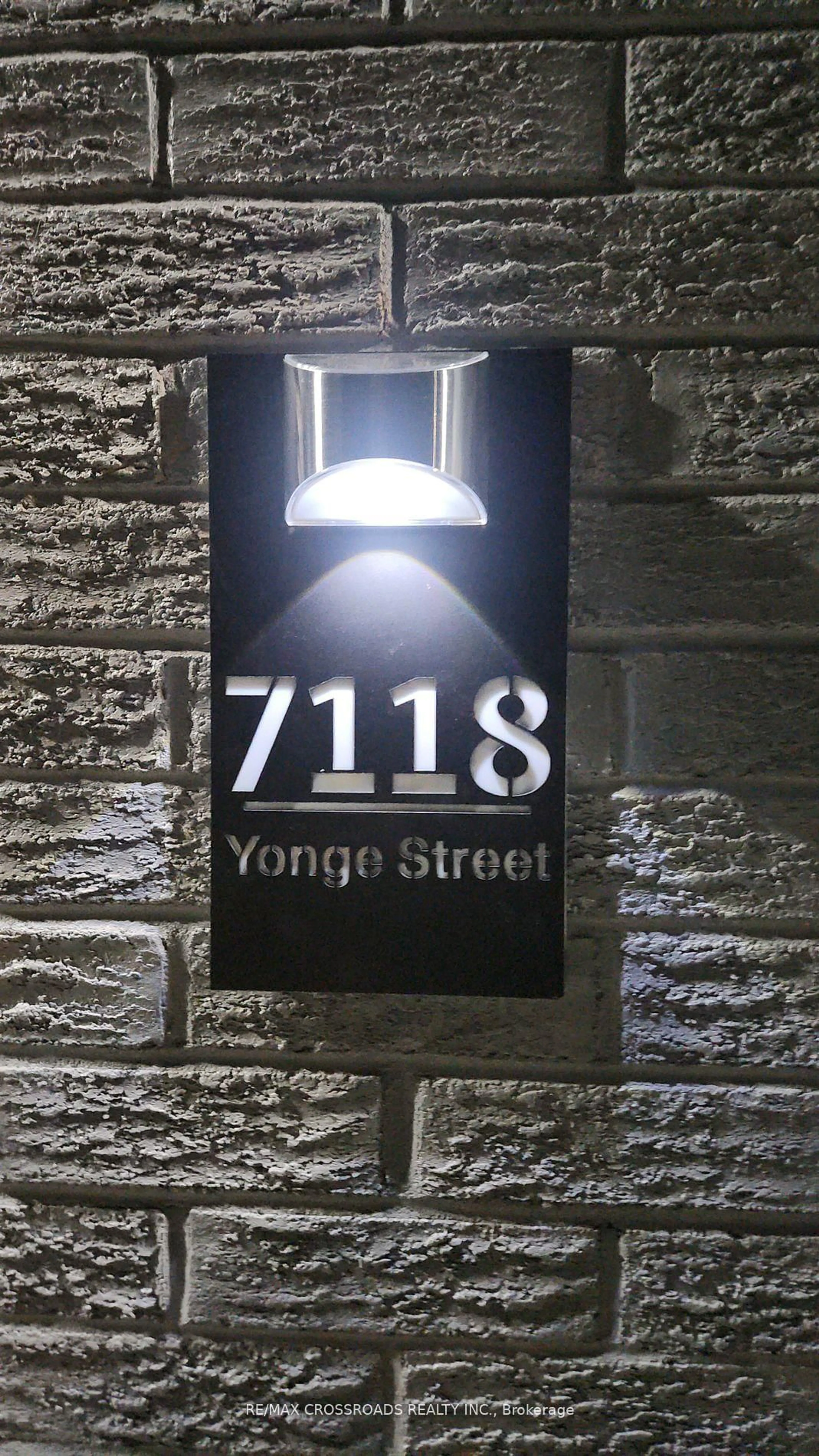 Indoor foyer for 7118 Yonge St, Innisfil Ontario L9S 4P3