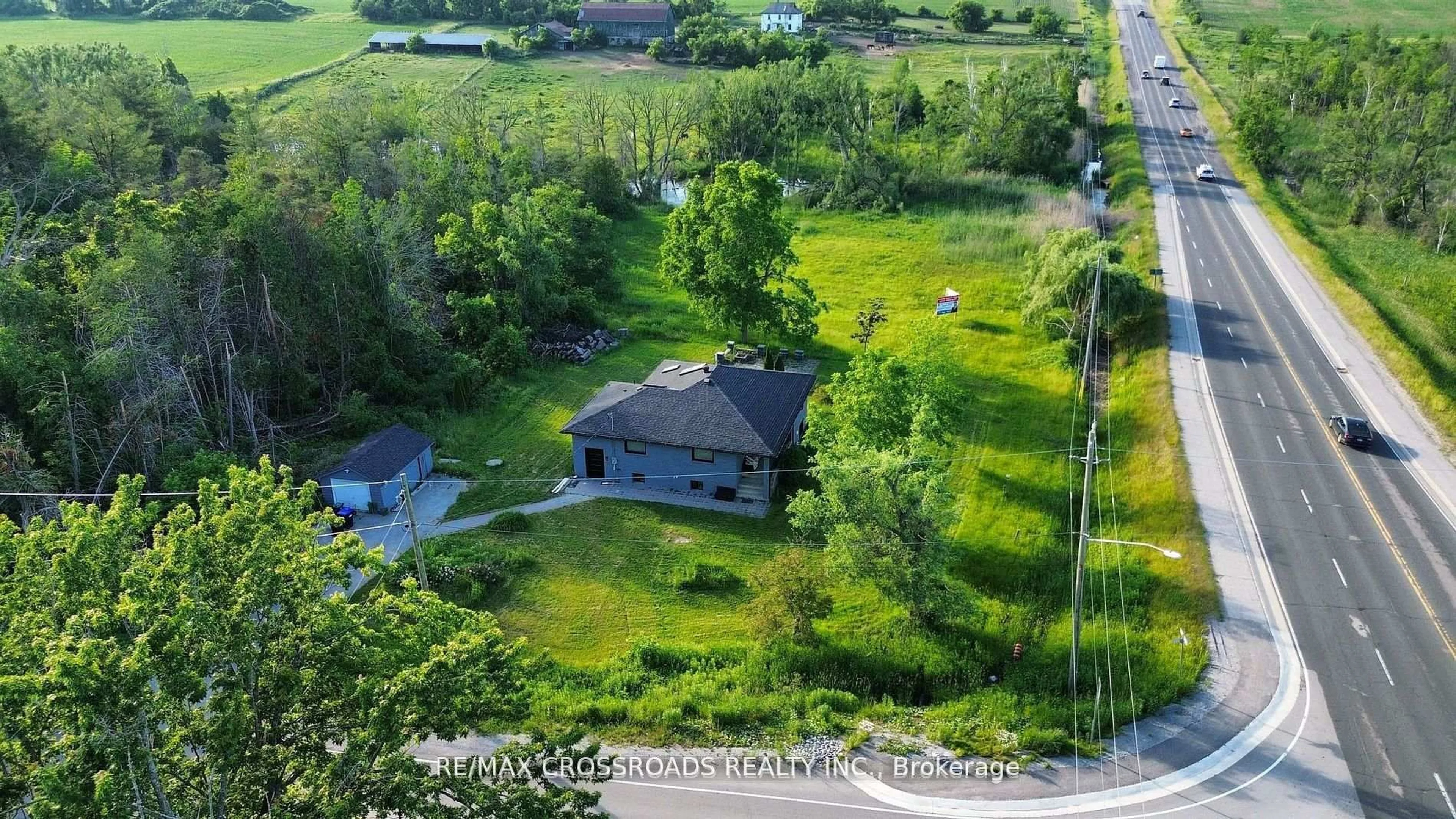 A pic from outside/outdoor area/front of a property/back of a property/a pic from drone, street for 7118 Yonge St, Innisfil Ontario L9S 4P3