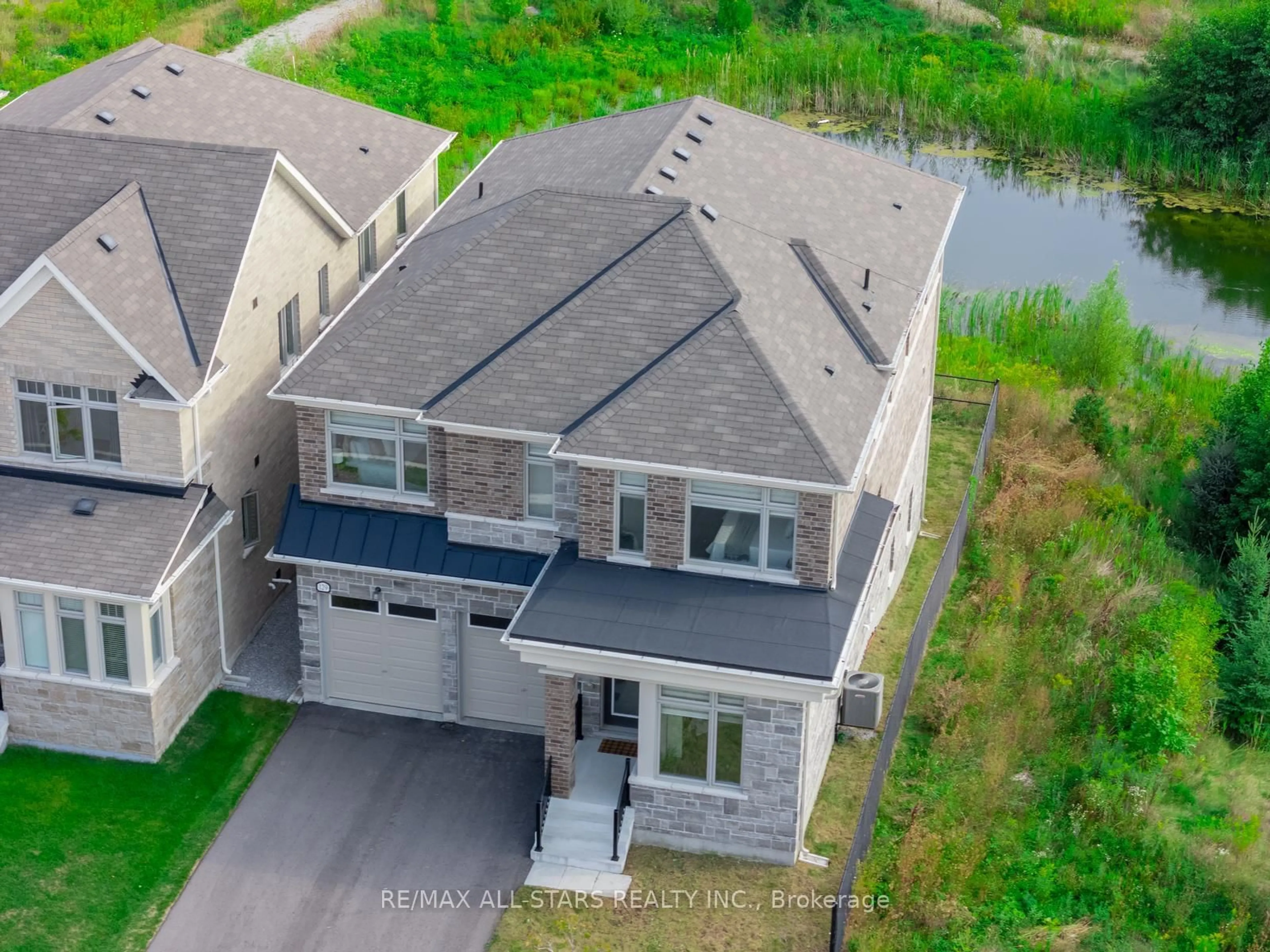 A pic from outside/outdoor area/front of a property/back of a property/a pic from drone, street for 129 Busato Dr, Whitchurch-Stouffville Ontario L4A 4V6