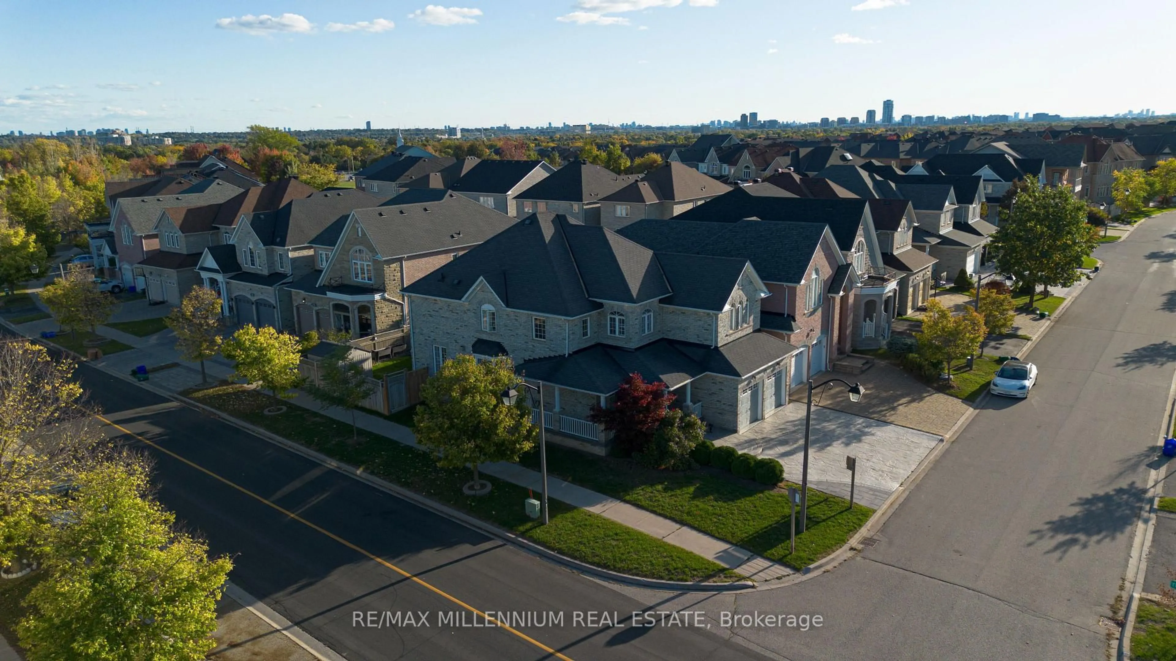 A pic from outside/outdoor area/front of a property/back of a property/a pic from drone, street for 1 Bracknell Ave, Markham Ontario L6C 0B2