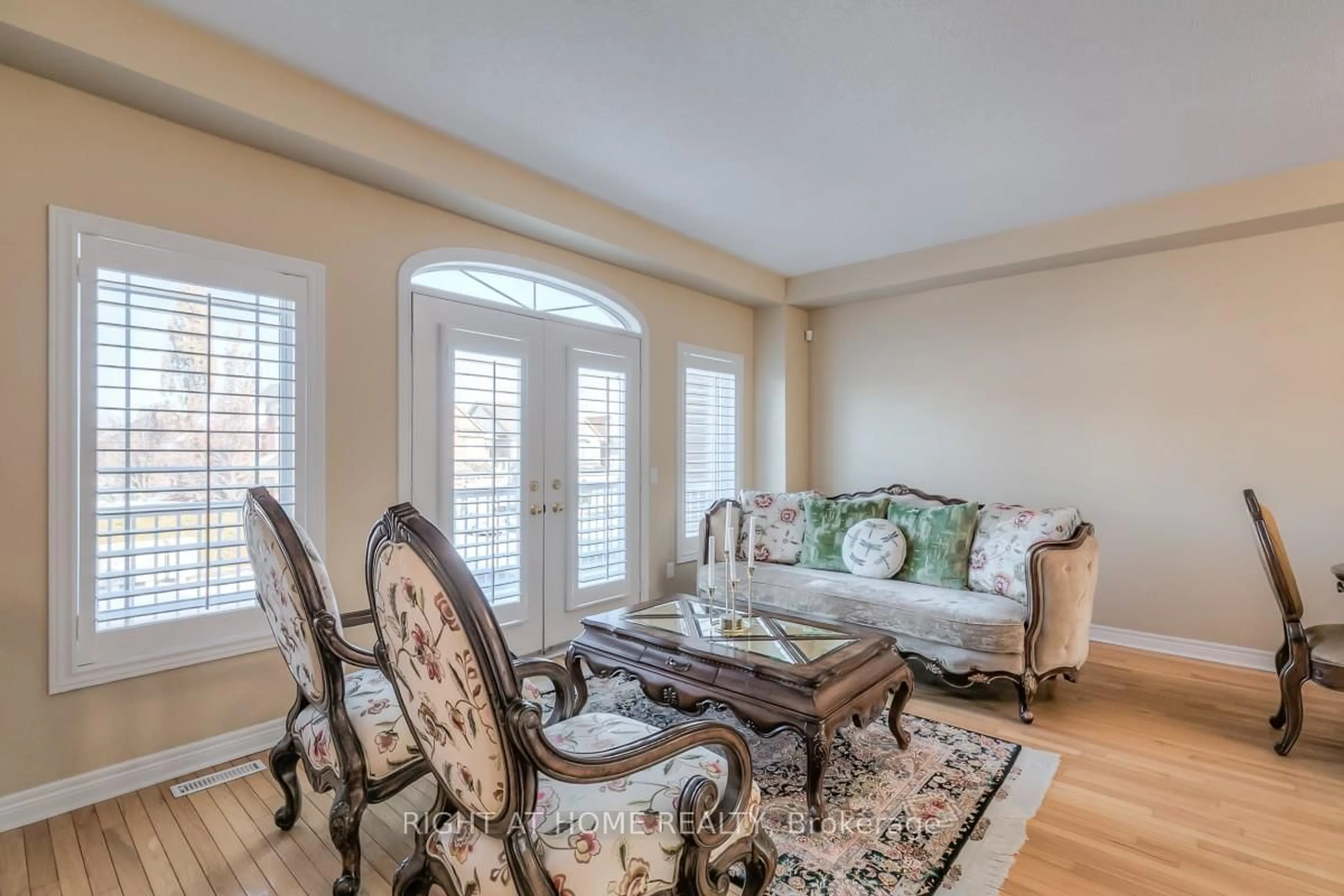 Living room with furniture, unknown for 63 Snowy Meadow Ave, Richmond Hill Ontario L4E 3V4