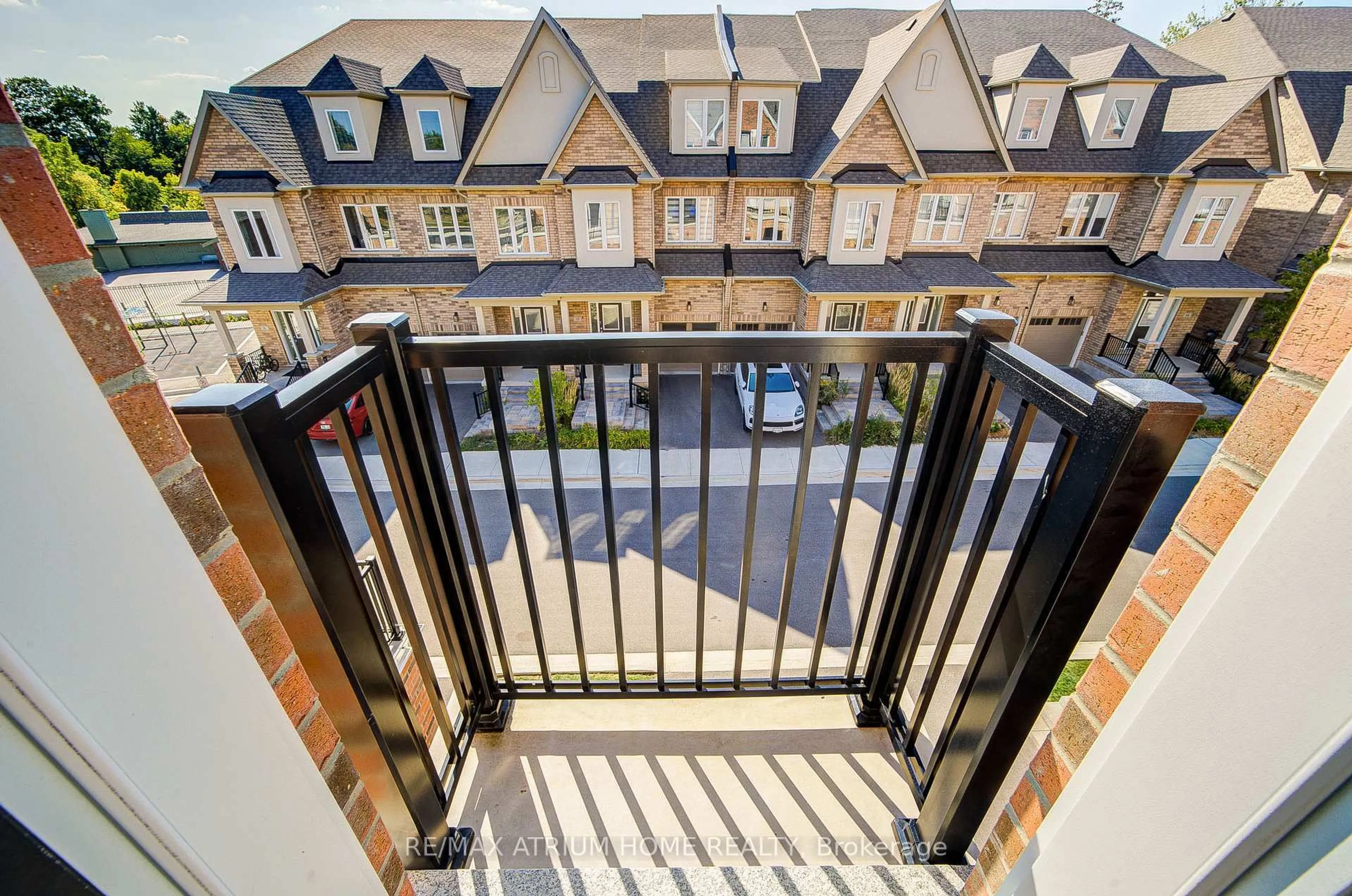 A pic from outside/outdoor area/front of a property/back of a property/a pic from drone, city buildings view from balcony for 9076 Woodbine Ave, Markham Ontario L3R 0J8