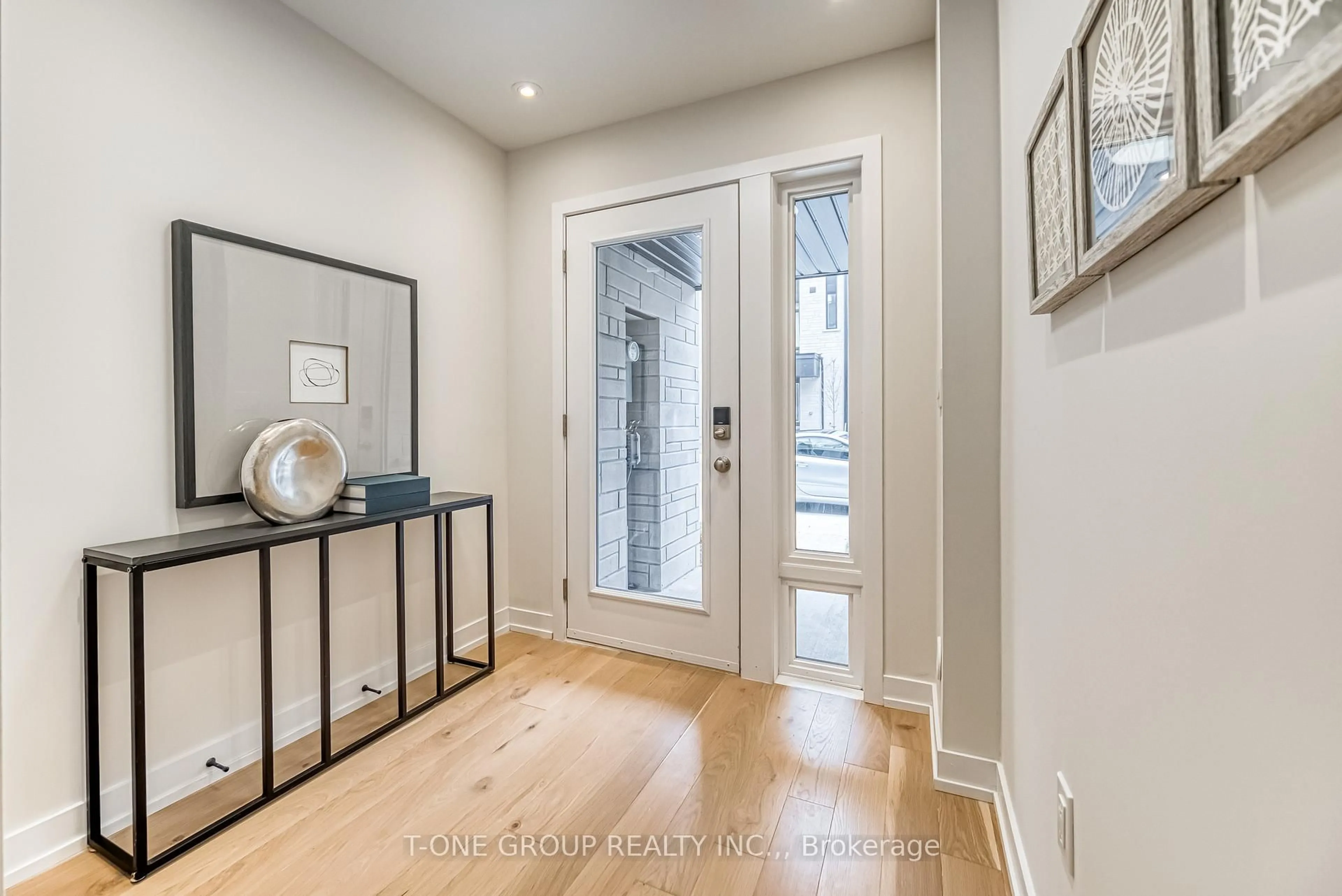 Indoor entryway for 21 Ingersoll Lane, Richmond Hill Ontario L4E 1G9