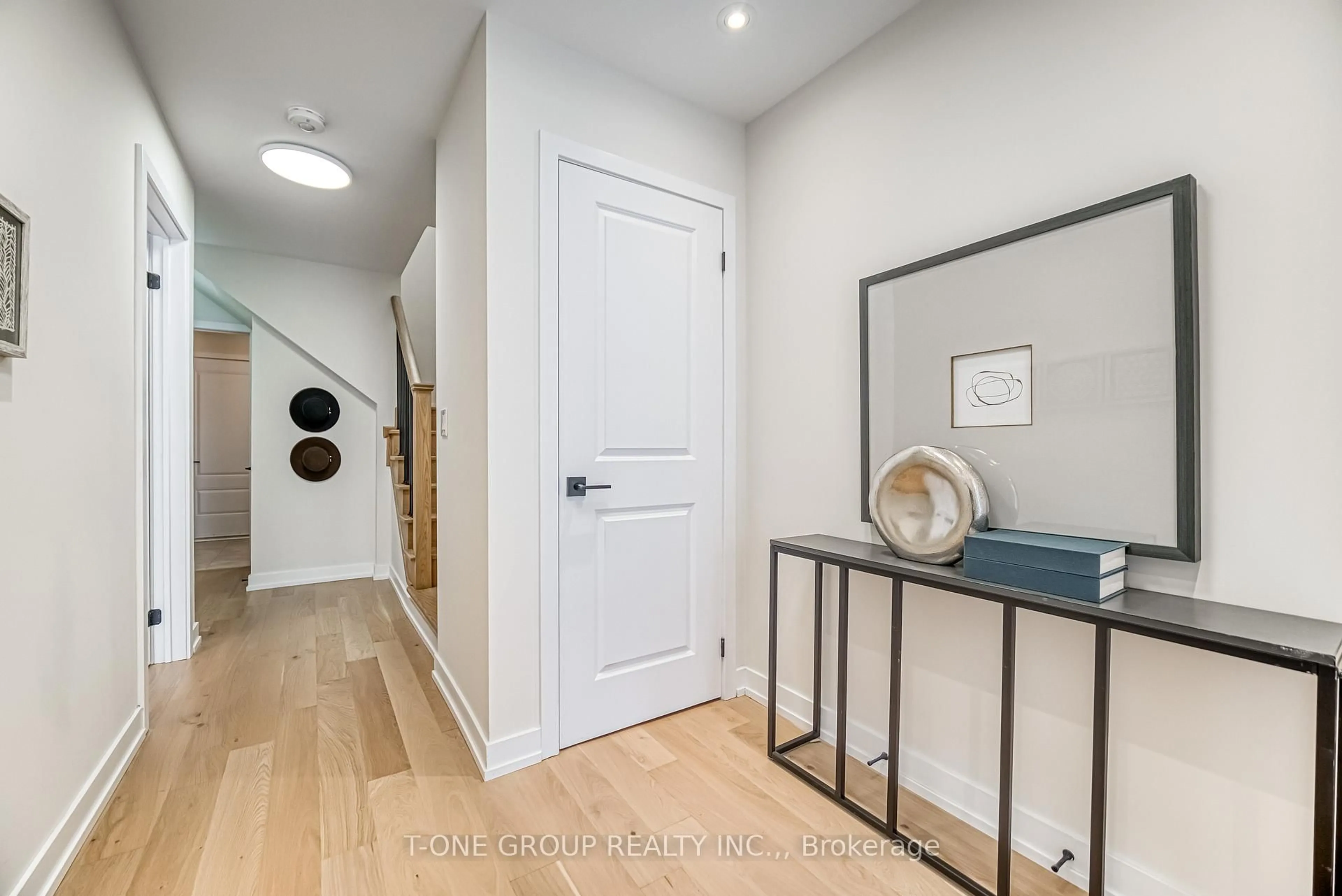 Indoor entryway for 21 Ingersoll Lane, Richmond Hill Ontario L4E 1G9