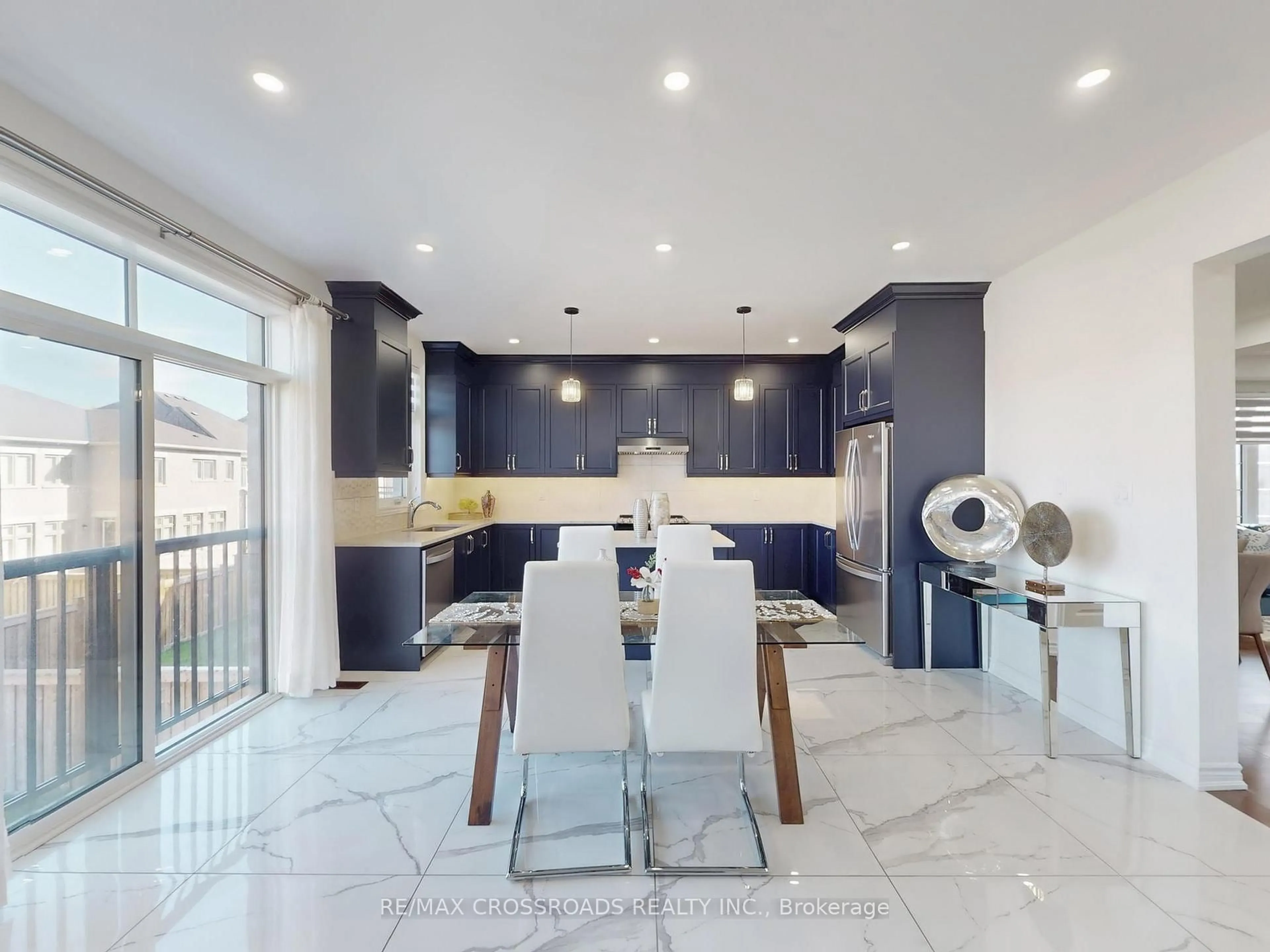 Open concept kitchen, ceramic/tile floor for 62 Kentledge Ave, East Gwillimbury Ontario L9N 0V9