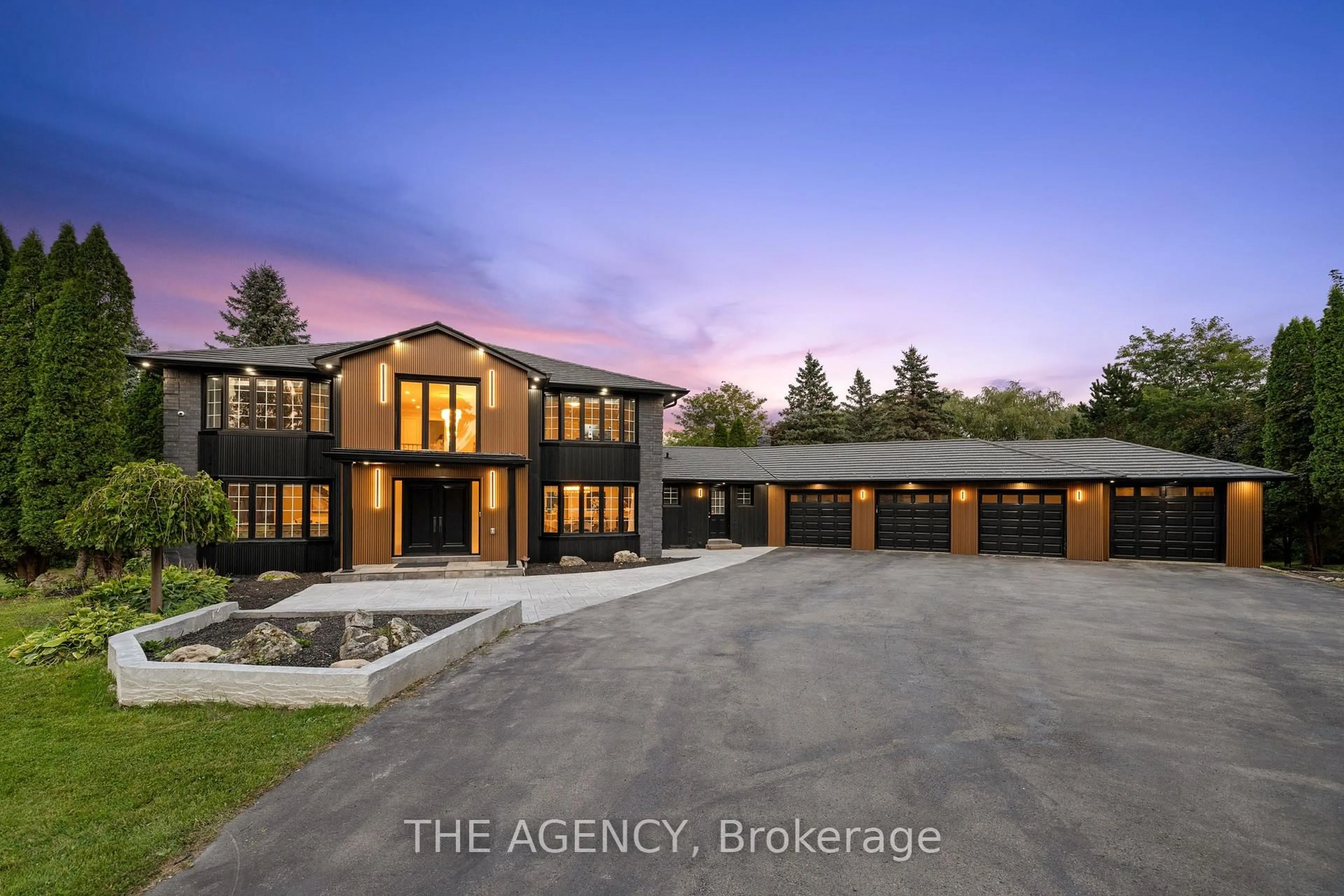 A pic from outside/outdoor area/front of a property/back of a property/a pic from drone, building for 372 Burns Blvd, King Ontario L7B 1E1