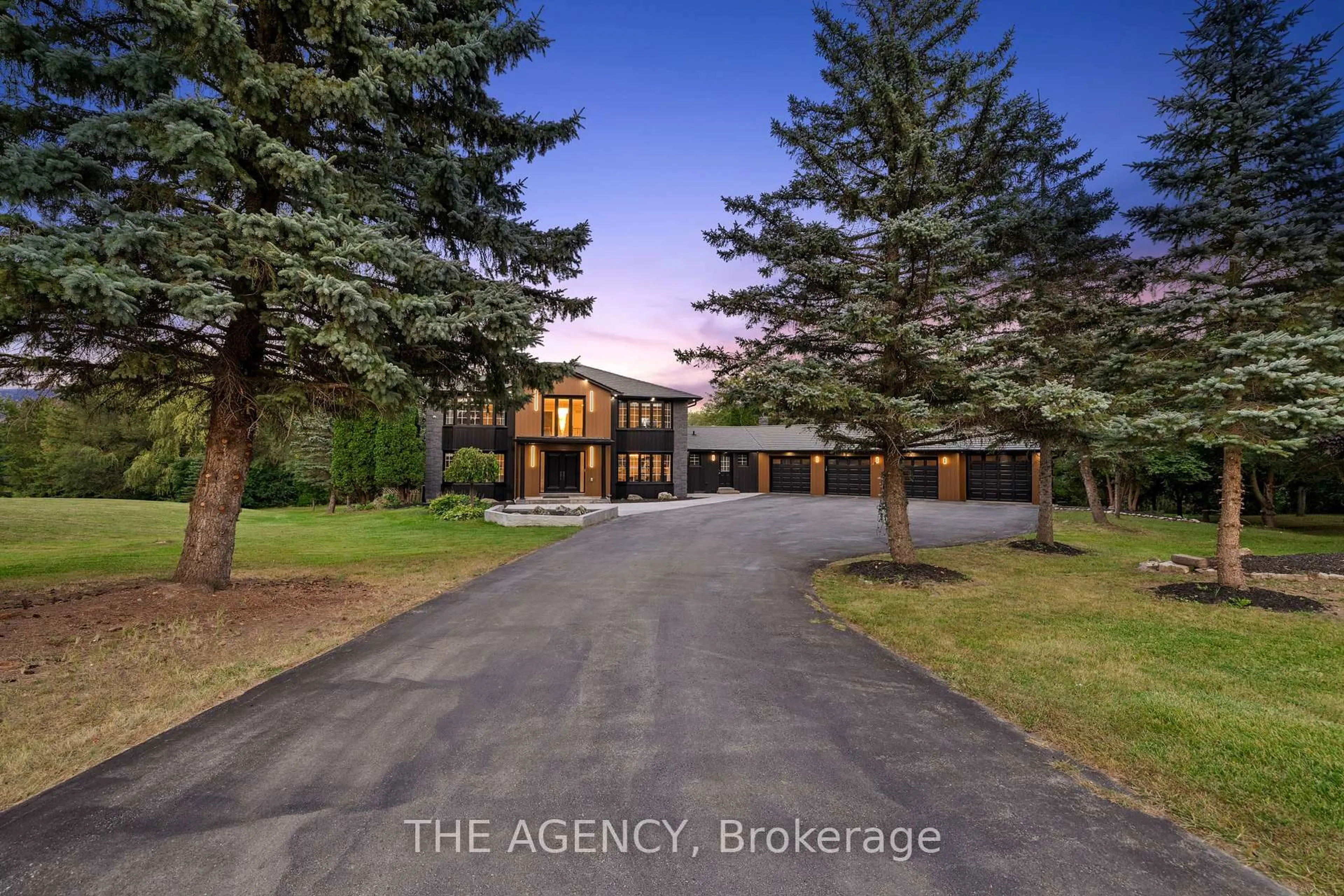 A pic from outside/outdoor area/front of a property/back of a property/a pic from drone, street for 372 Burns Blvd, King Ontario L7B 1E1