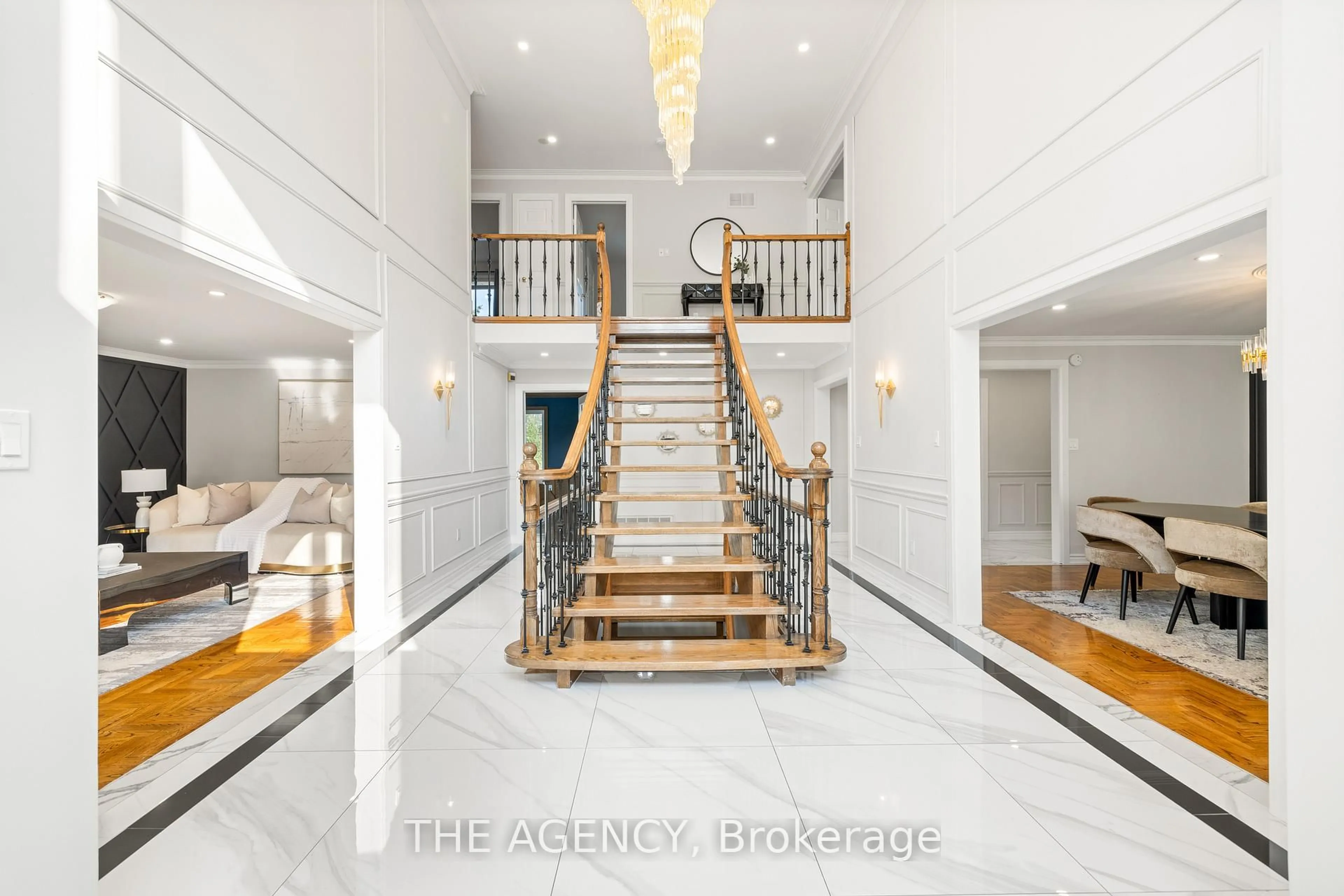 Indoor foyer for 372 Burns Blvd, King Ontario L7B 1E1