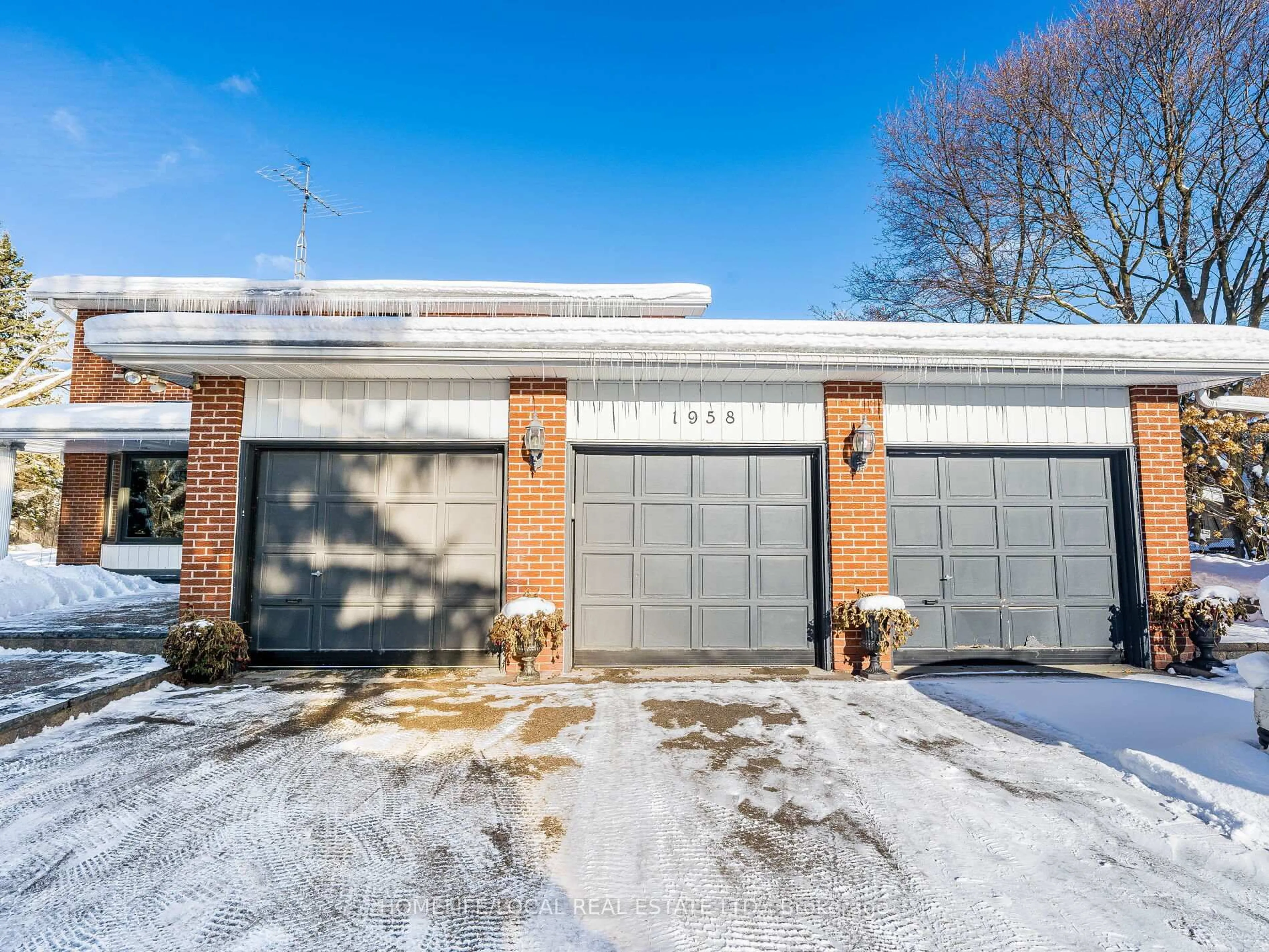 Indoor garage for 1958 Innisfil Heights Cres, Innisfil Ontario L9S 4A9