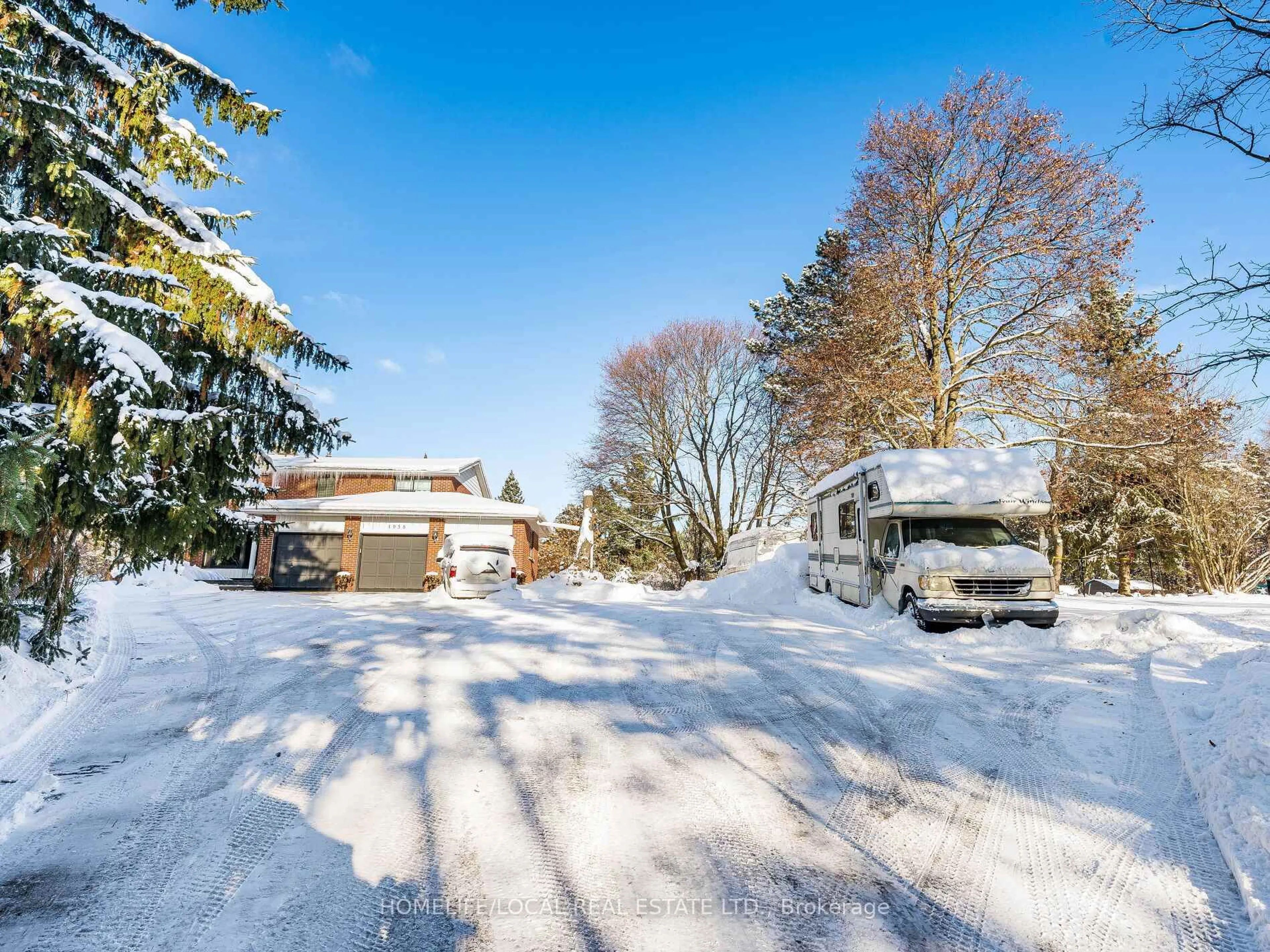 A pic from outside/outdoor area/front of a property/back of a property/a pic from drone, street for 1958 Innisfil Heights Cres, Innisfil Ontario L9S 4A9