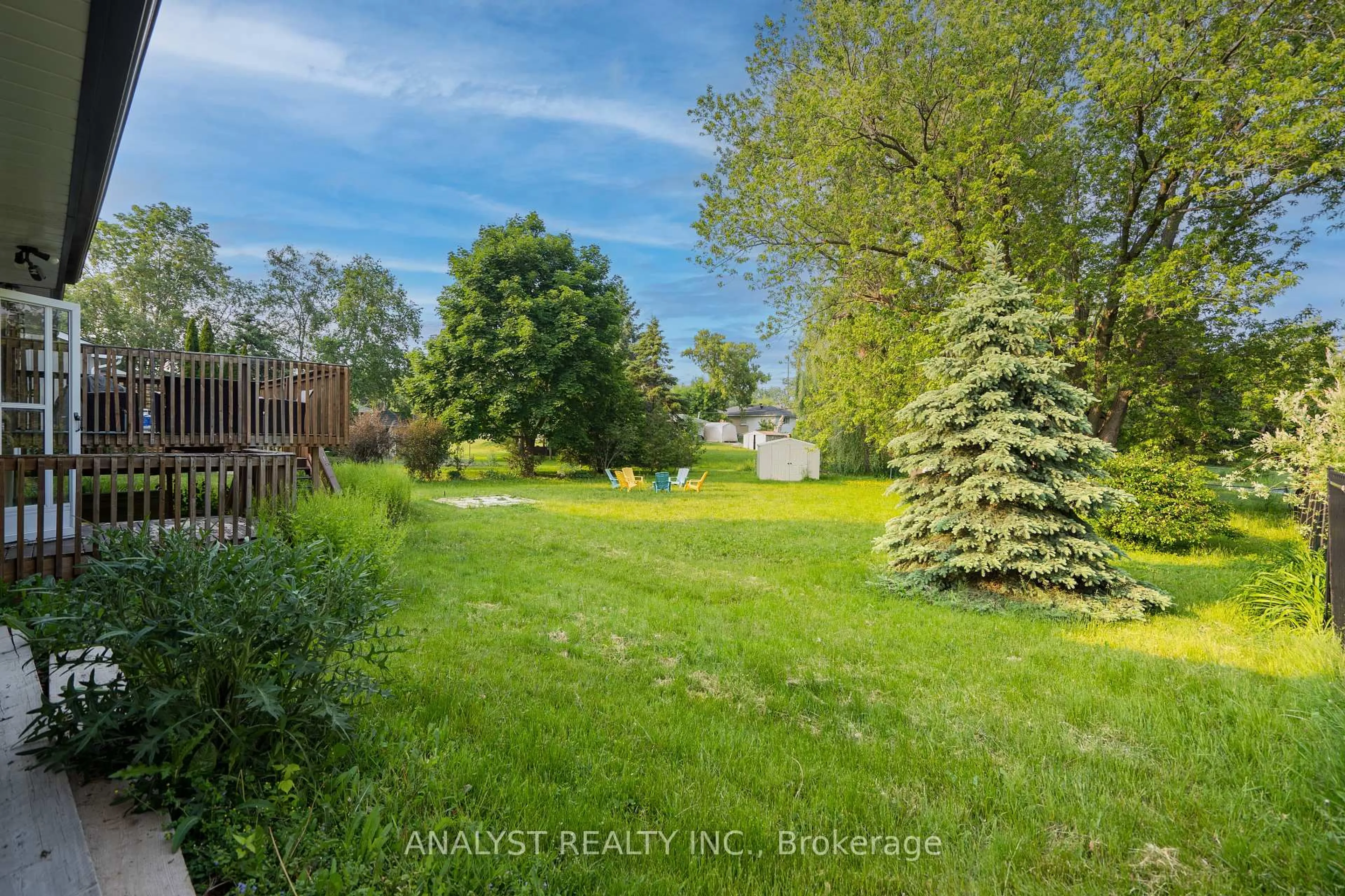 A pic from outside/outdoor area/front of a property/back of a property/a pic from drone, unknown for 17 Kinsley St, King Ontario L0G 1N0